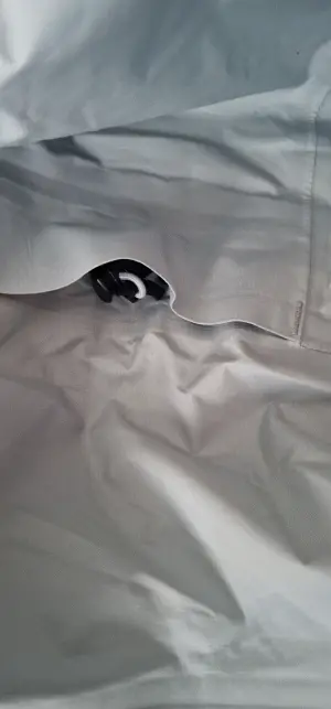 gut versteckt.