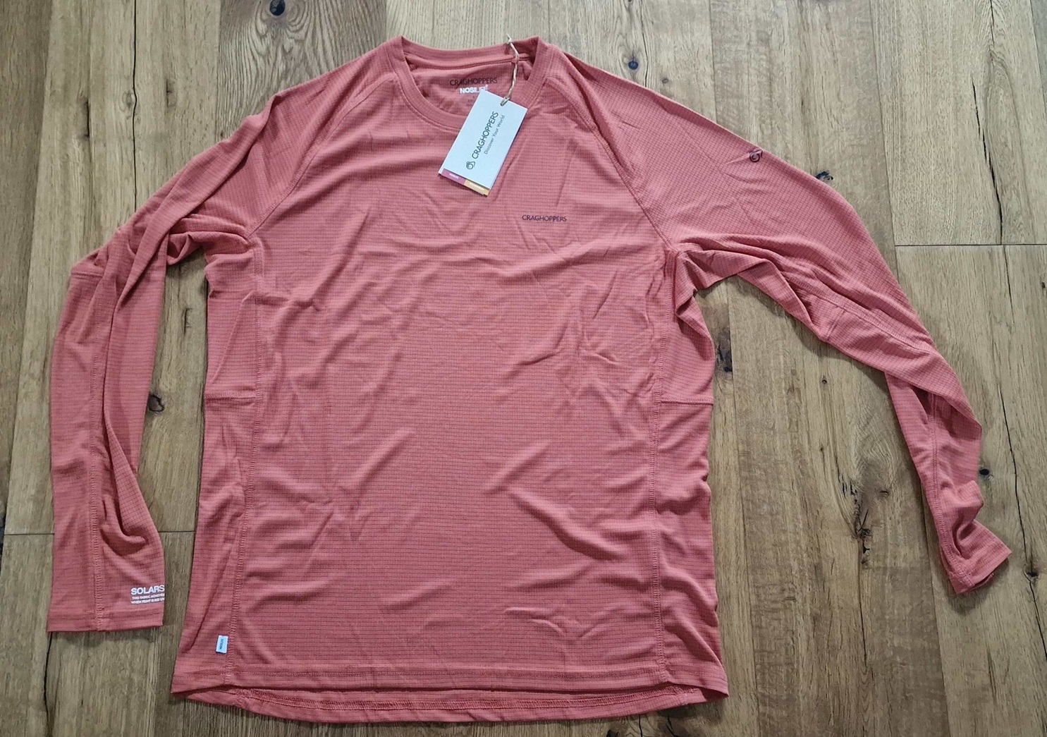 Der kompetente OUTSIDEstories-Test: Das Craghoppers NosiLife SolarShield Langarmshirt überzeugt als leichtes, funktionelles Outdoor-Shirt für warme Bedingungen. Der lockere Schnitt sorgt für hohen Tragekomfort und uneingeschränkte Bewegungsfreiheit. Das Material aus einhundert Prozent recyceltem Polyester punktet mit sehr guter Atmungsaktivität, schnellem Feuchtigkeitstransport und überraschend geringer Geruchsbildung dank NosiLife-Technologie. Zusätzlich bietet es zuverlässigen UV-Schutz mit UPF fünfzig plus sowie integrierten Insektenschutz. In der Praxis – beim Wandern in Südtirol und beim Angeln – zeigte es ein stabiles Körperklima selbst bei Hitze und wechselnden Bedingungen. Verarbeitung und Haltbarkeit wirken hochwertig, auch nach mehreren Wäschen. Kleine Abstriche gibt es lediglich beim fehlenden Sonnenschutz für Kopf und Nacken. Insgesamt ein vielseitiges, alltagstaugliches Funktionsshirt mit starker Performance. Keywords: Craghoppers NosiLife SolarShield, Langarmshirt, Outdoor Shirt, UV Schutz UPF fünfzig plus, Insektenschutz, Funktionsbekleidung, recyceltes Polyester, atmungsaktiv, schnelltrocknend, Wanderbekleidung Lesedauer: ca. 780 Wörter – etwa 4 Minuten