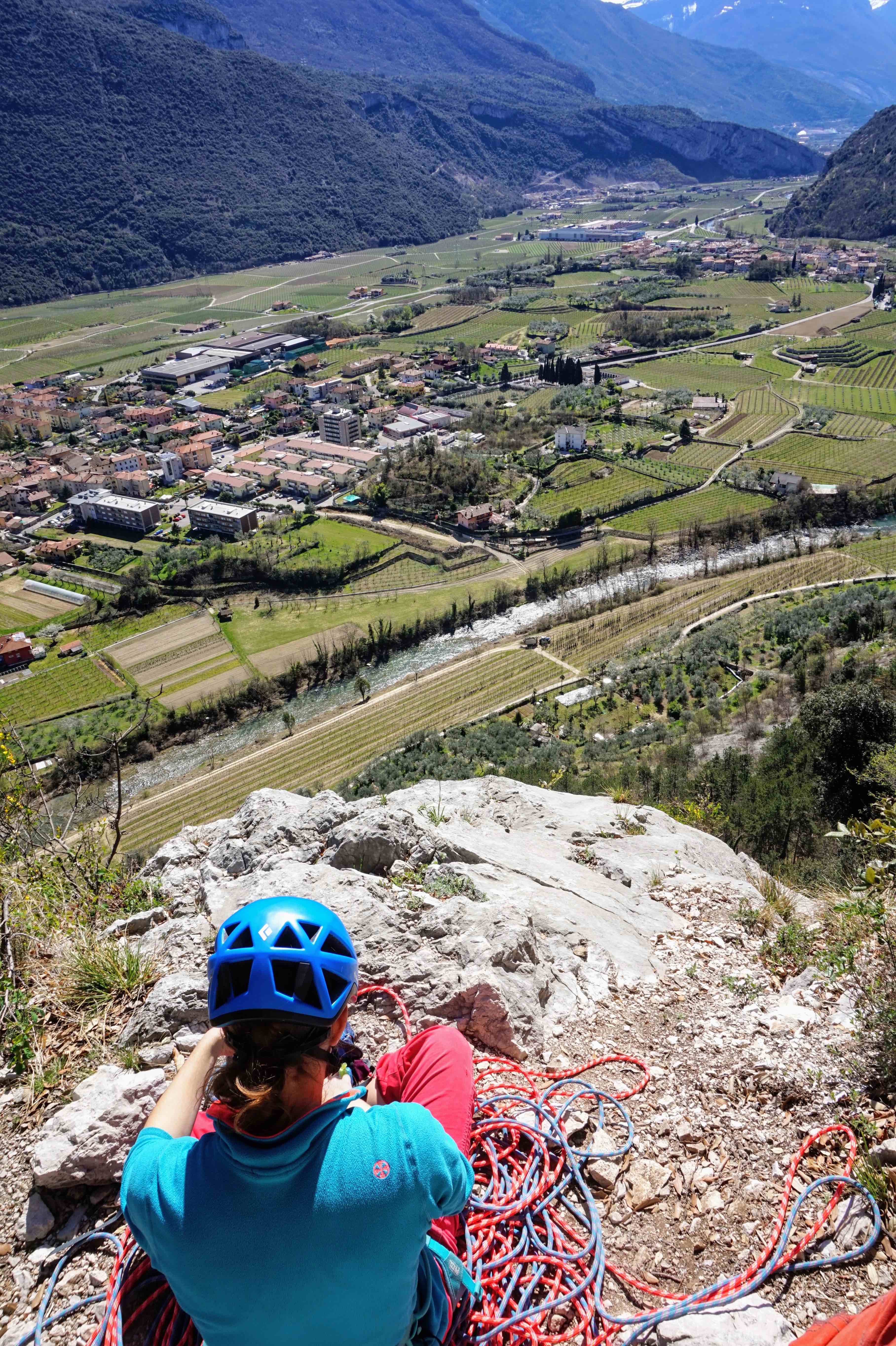 Der Helm von hinten in einer Mehrseillängentour über Arco