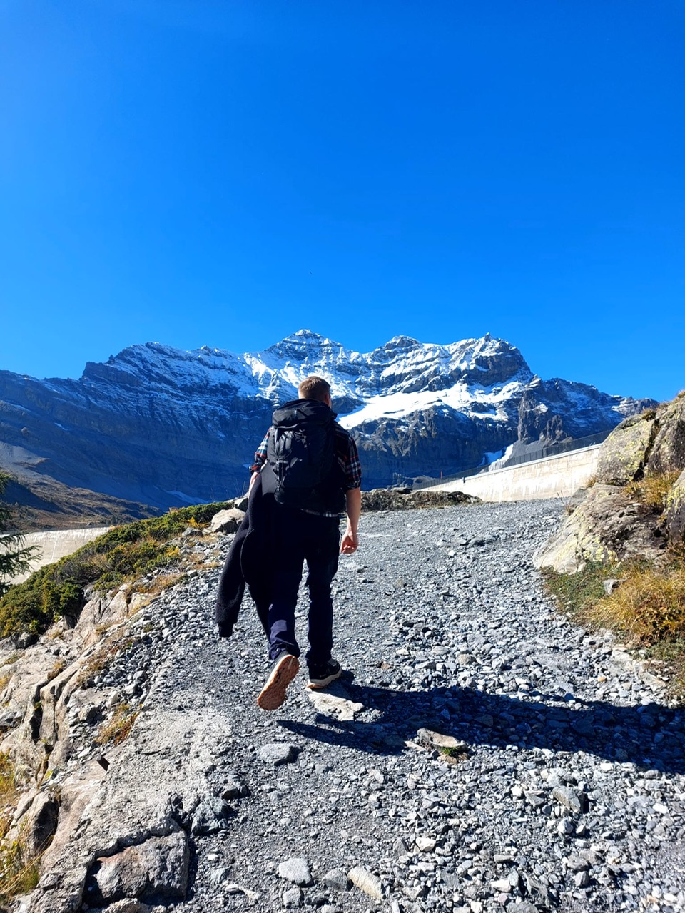 Rucksack beim Tragen in den Alpen