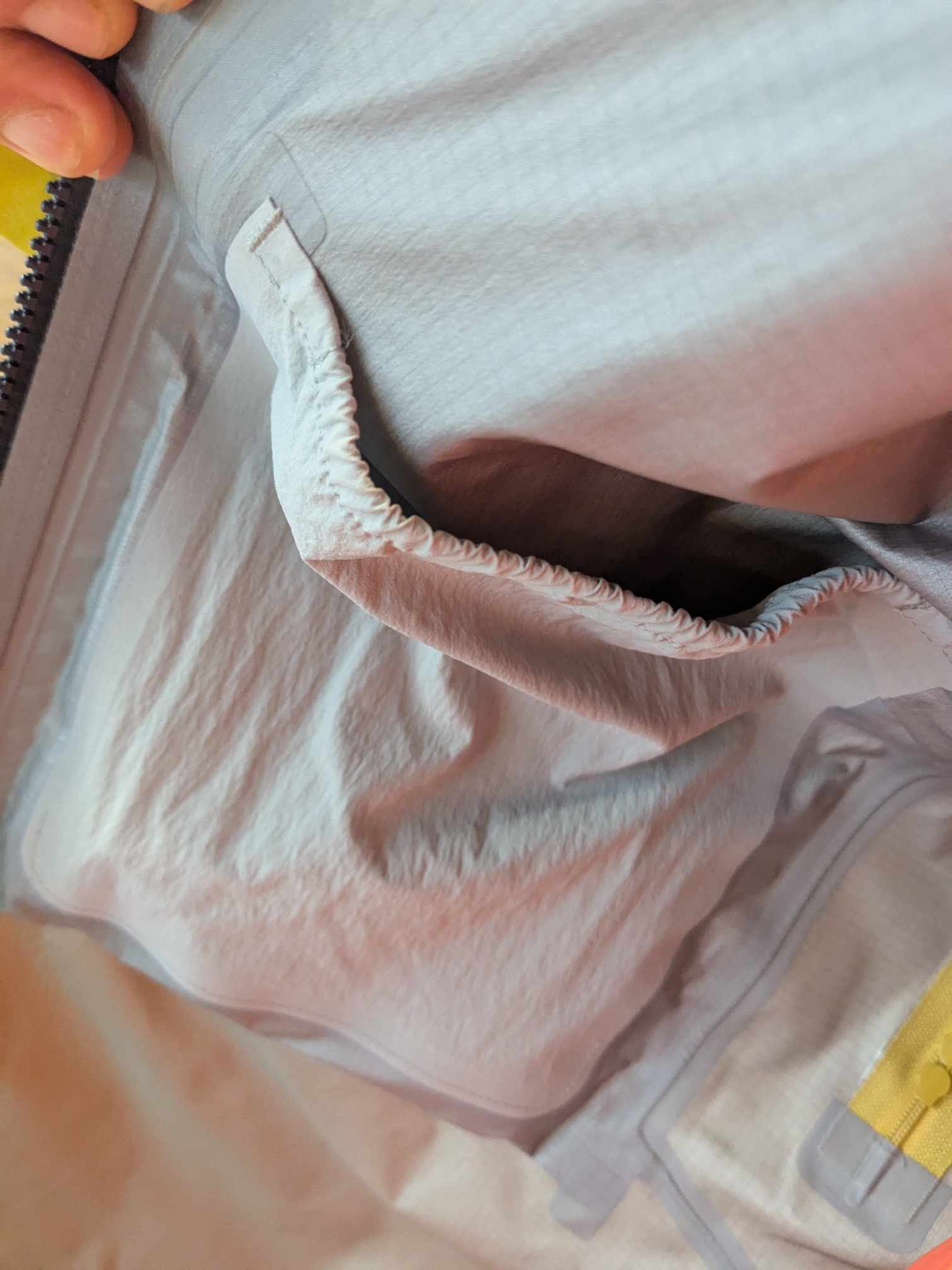 Innen rechts ist eine offene Tasche zu sehen
