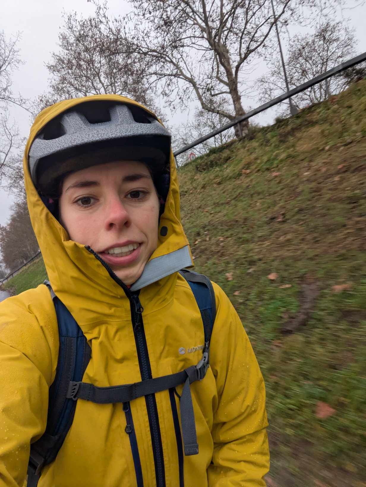 Man sieht die Jacke ein Stück offen am Hals