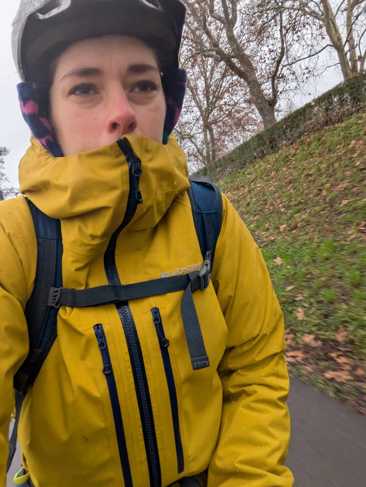 Man sieht die Jacke von der Nase runter geschoben 