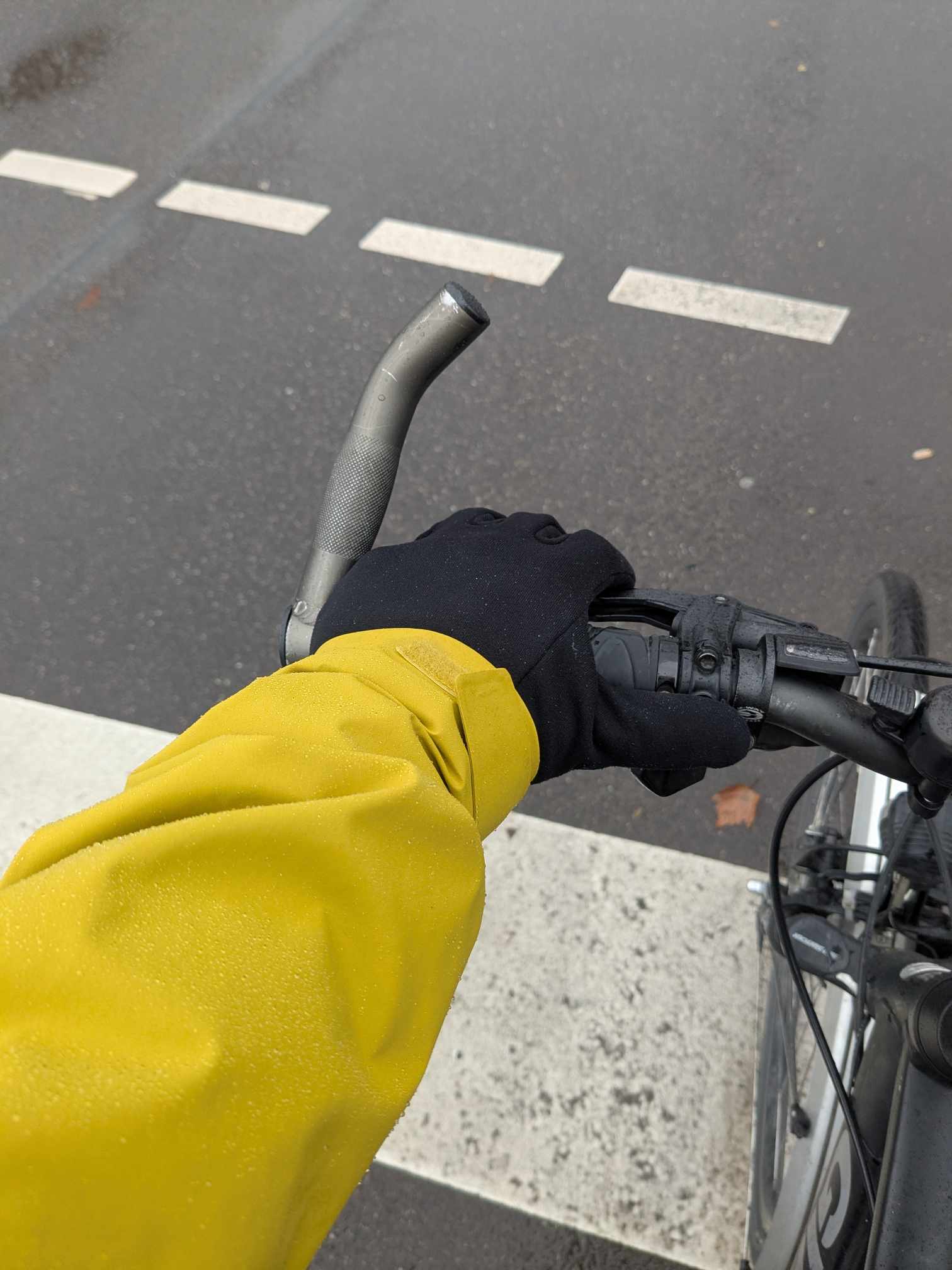Man sieht die Jacke auf dem Rad und die Länge am Ärmel 
