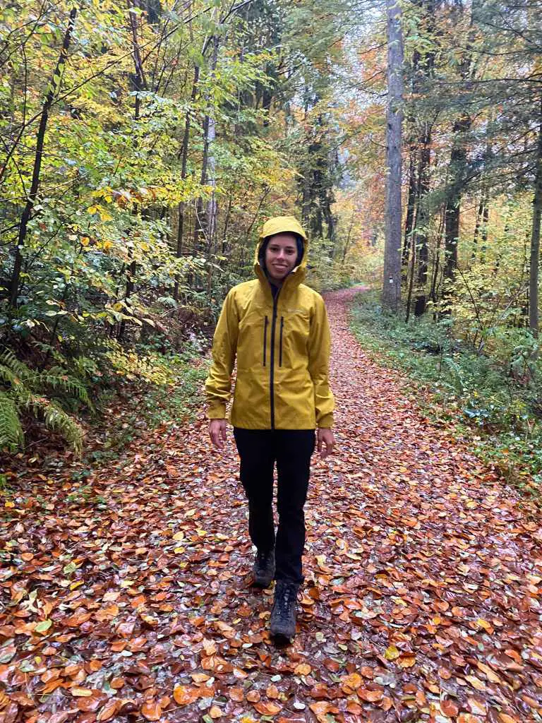 Mam sieht eine Person mit der Jacke im Wald