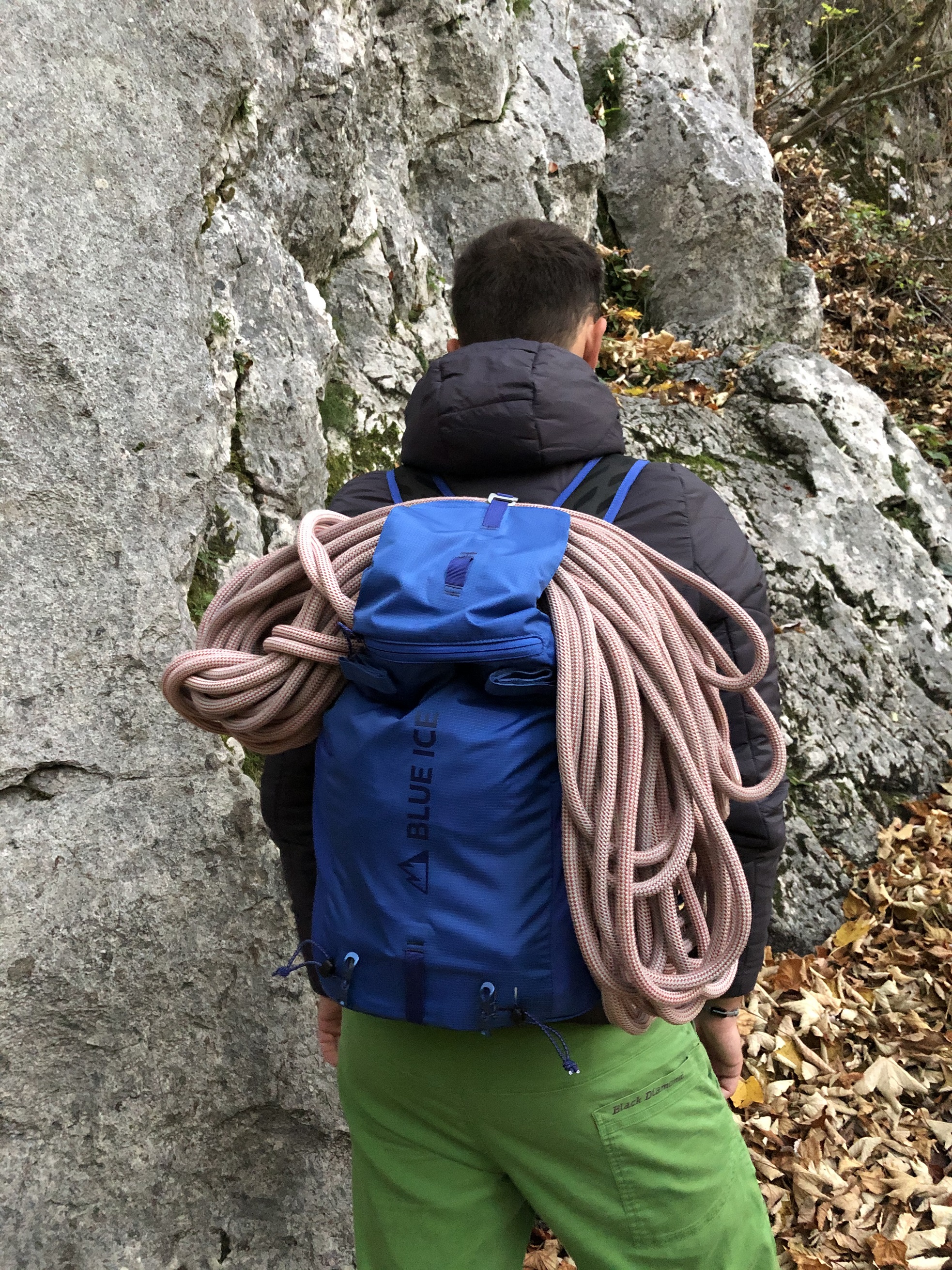 Rucksack mit Seil am Rücken
