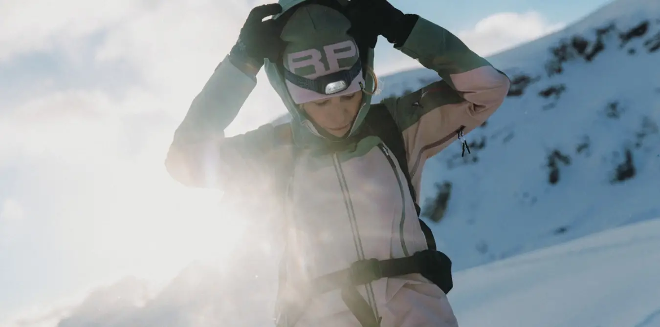 Das ideale Skitourenoutfit von Karpos: Wetterschutz versus Atmungsaktivität. Die Squall-Jacke und Hose