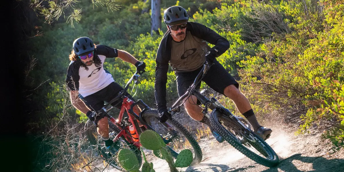 Auf schnellen Trails musst du hochkonzentriert sein und dich auf dein Bike und deine Ausrüstung voll verlassen können. Foto: Oakley