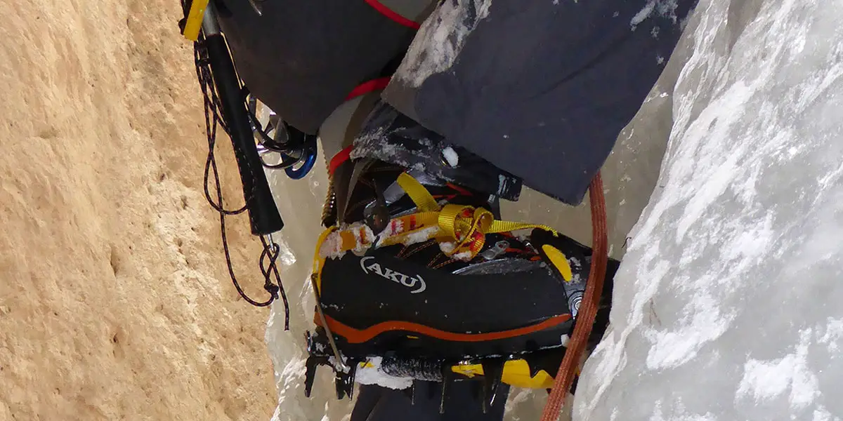 2 Steigeisen Schuhe
