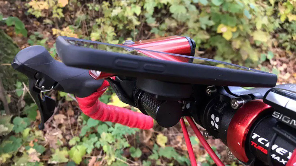 Halterung mit Handy von der Seite