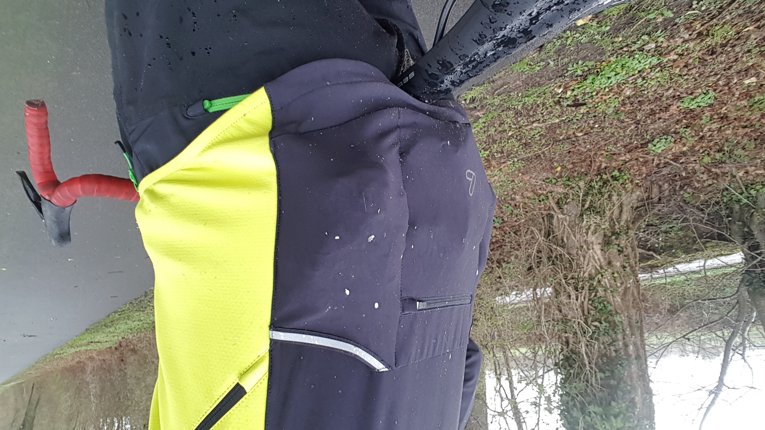 Taschen mit Riegeln und Handschuhen