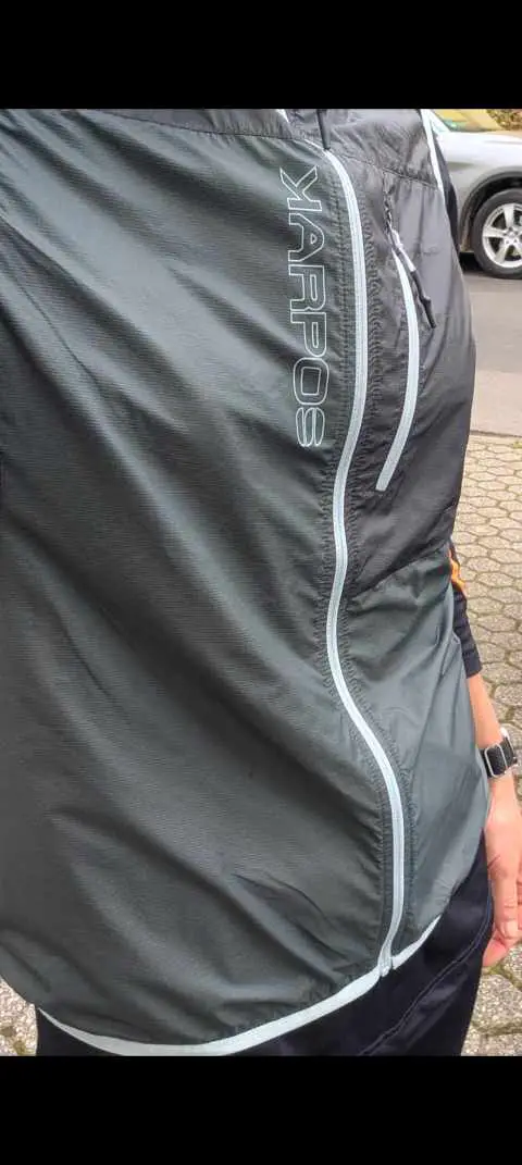 Man sieht die oassform am bauch