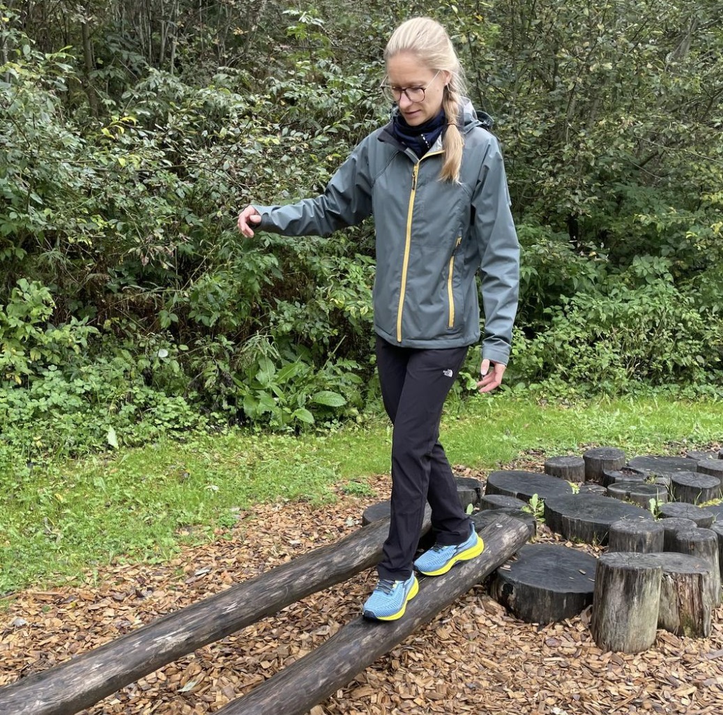 Test auf nassem Holzstamm
