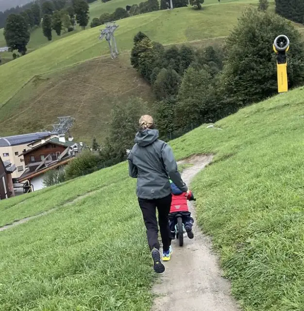 regennasse Trails in den Bergen