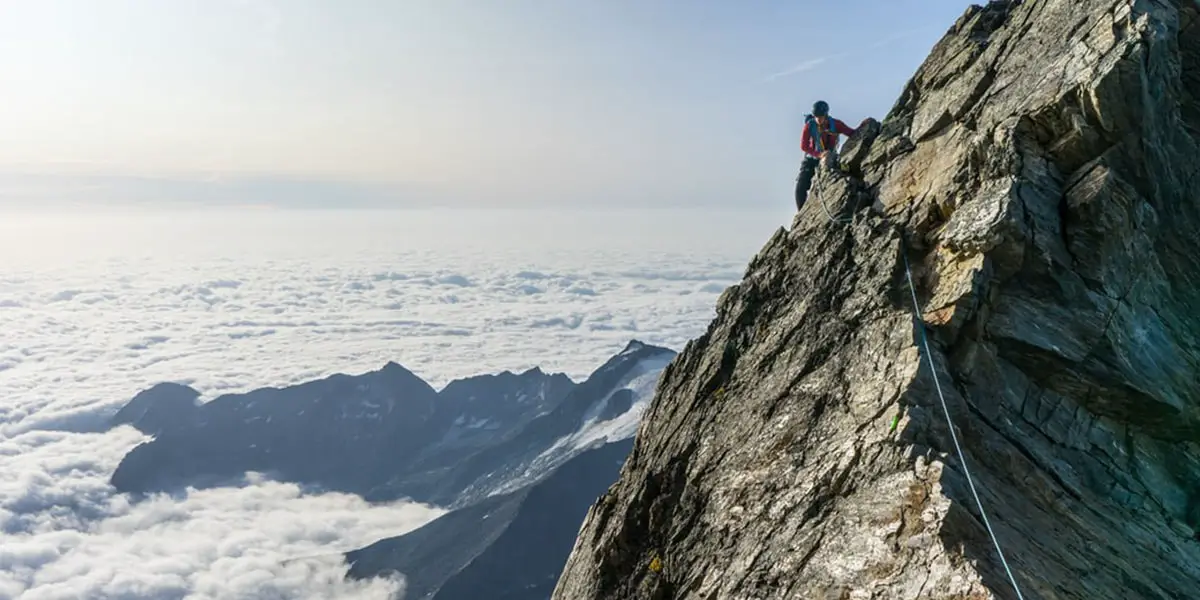3_Auch über den Wolken braucht man funktionsfähige Ausrüstung zu der Bandschlingen und Reepschnüre gehören-min