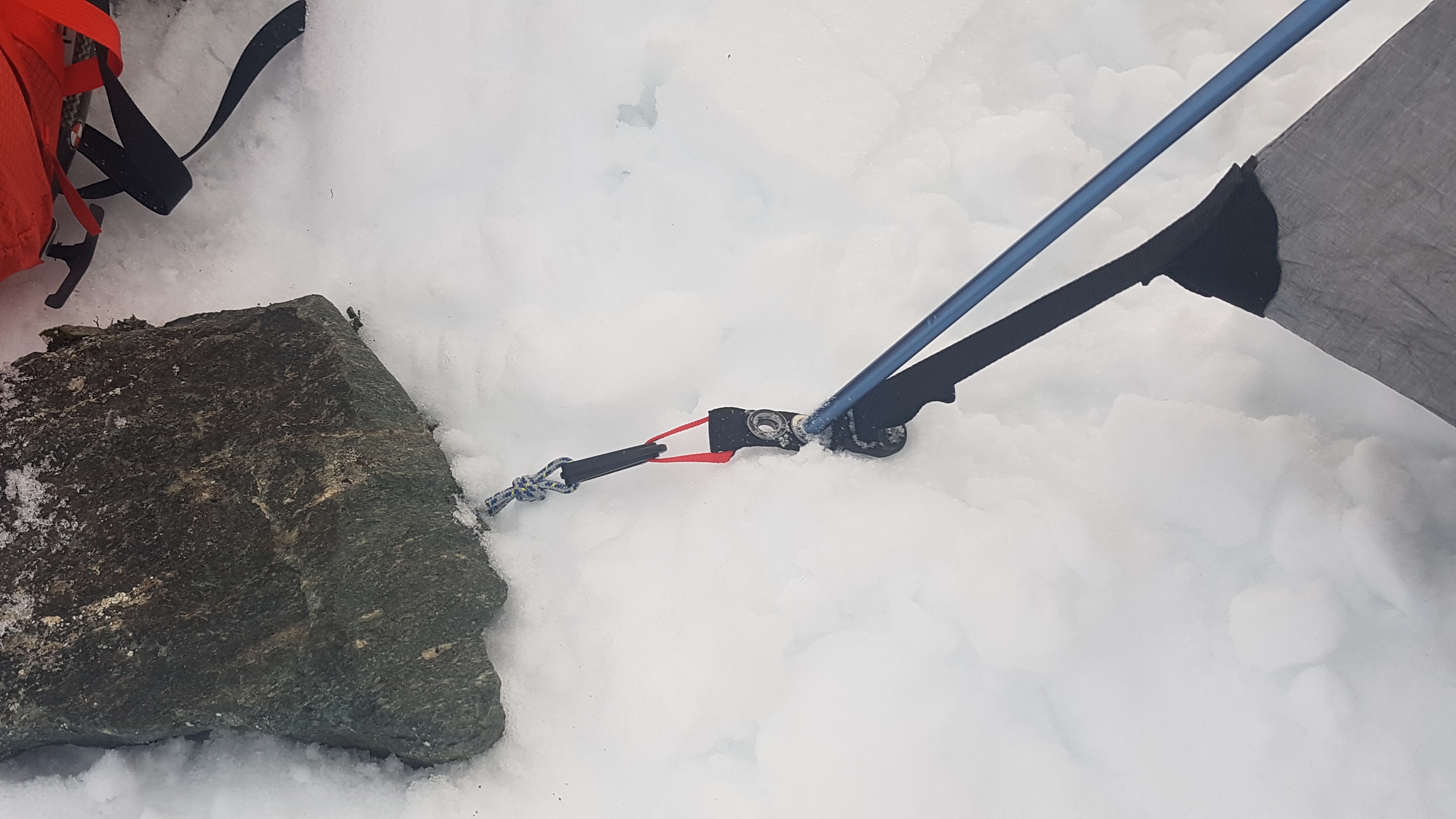 Schneehering und Stein drauf