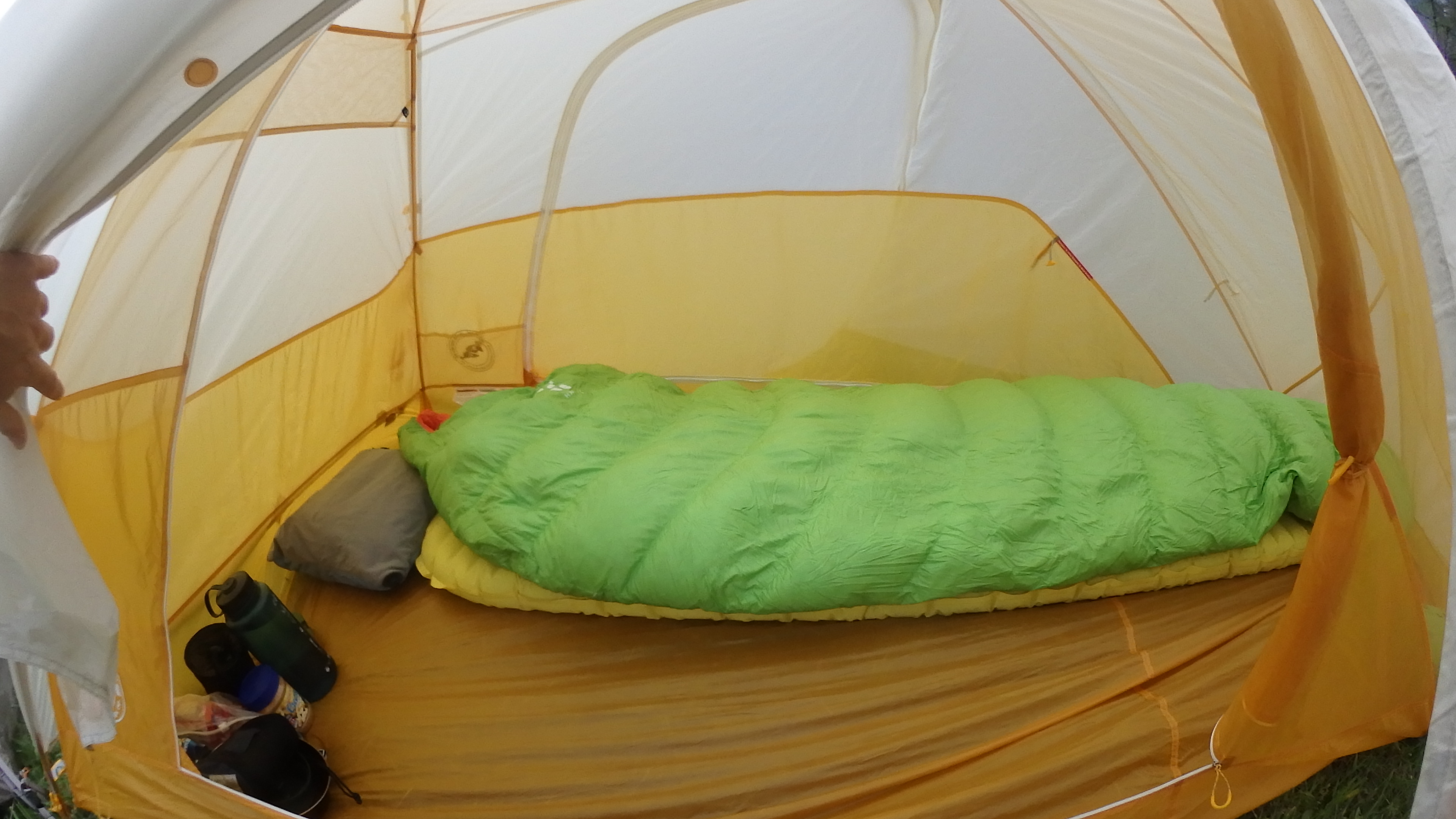 Zelt von innen auf dem Outsidestories-Testival in den Dolomiten, Italien