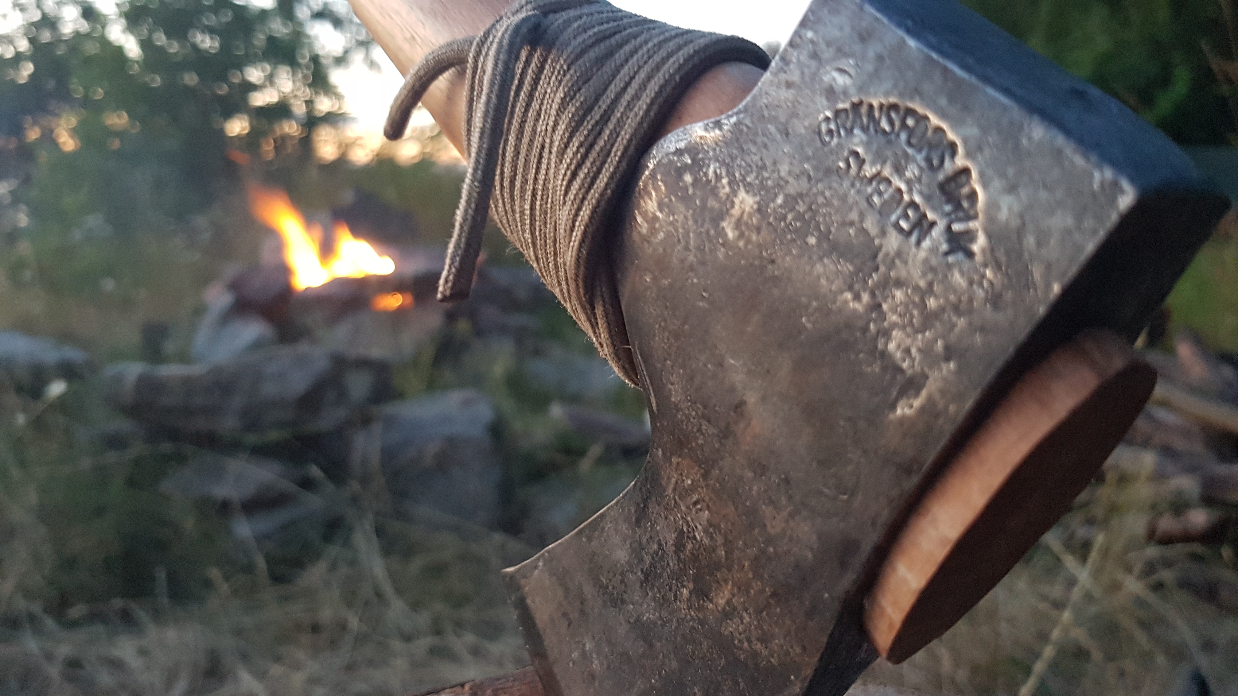 Kopf mit Feuer in Hintergrund