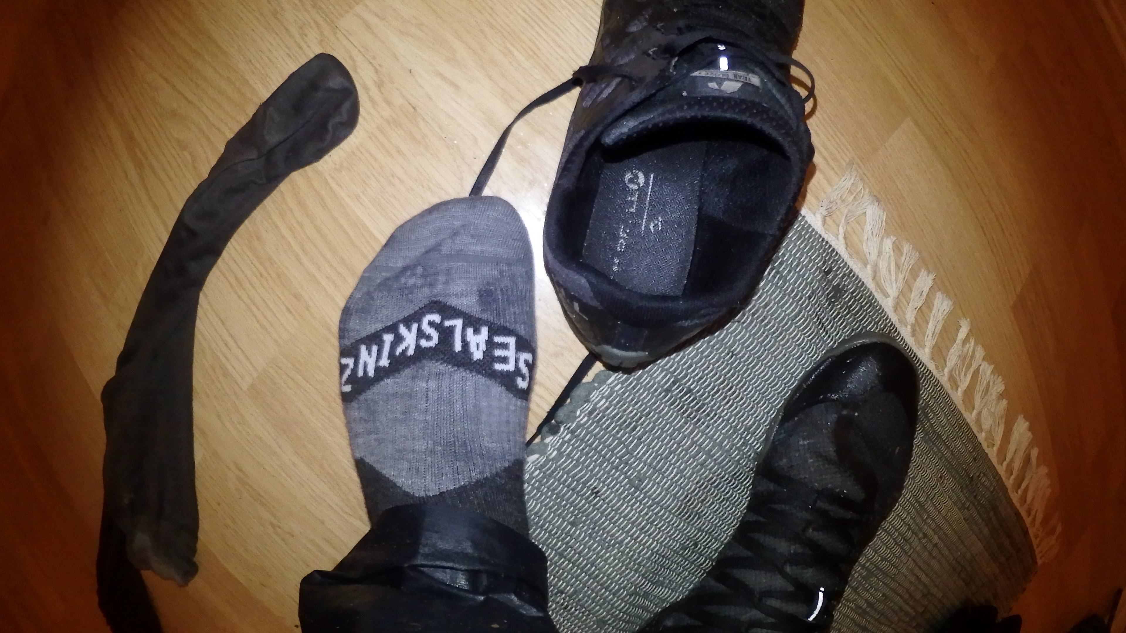 in Barfußschuhen auf dem Rennrad 1