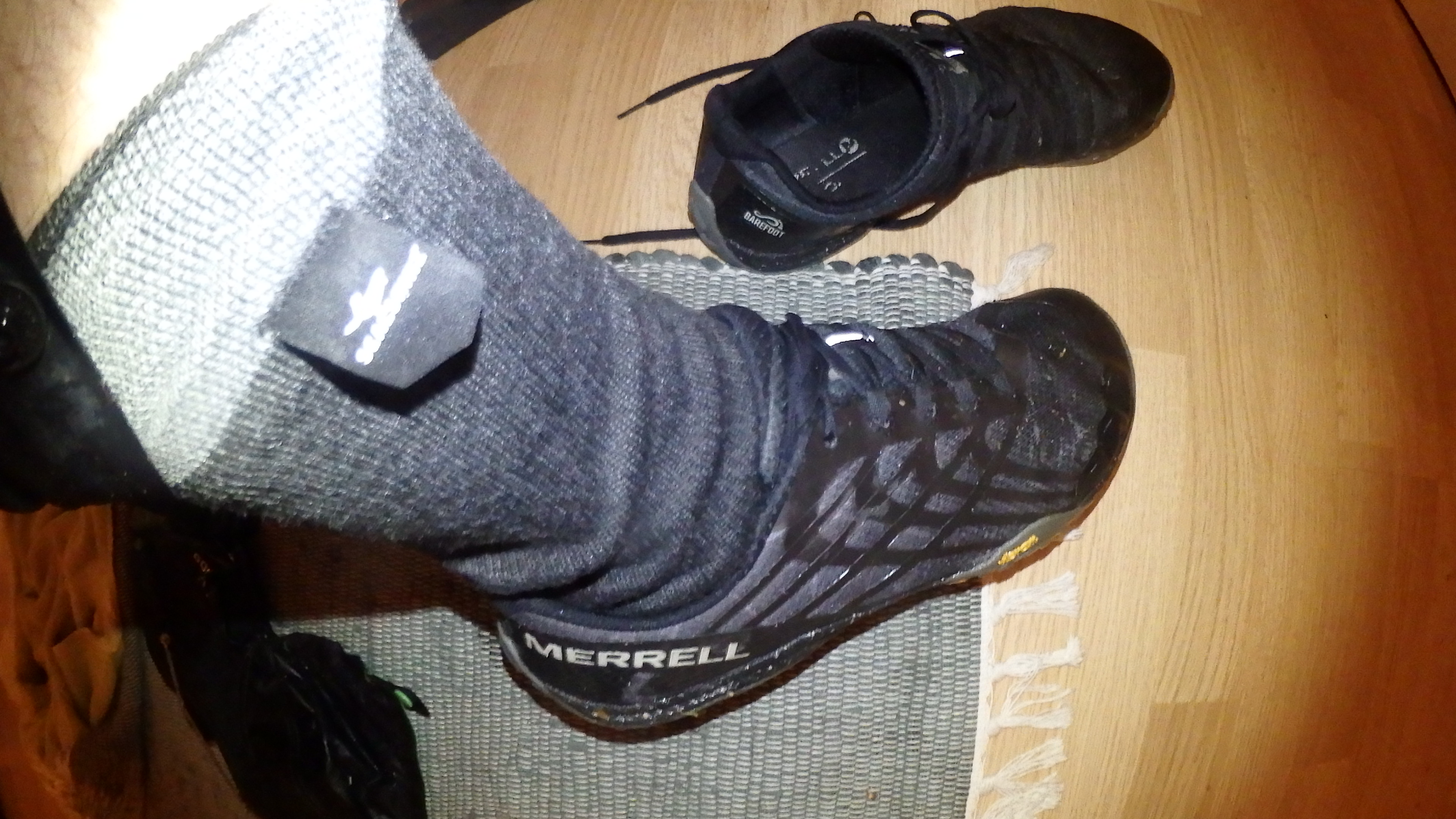 in Barfußschuhen auf dem Rennrad 2