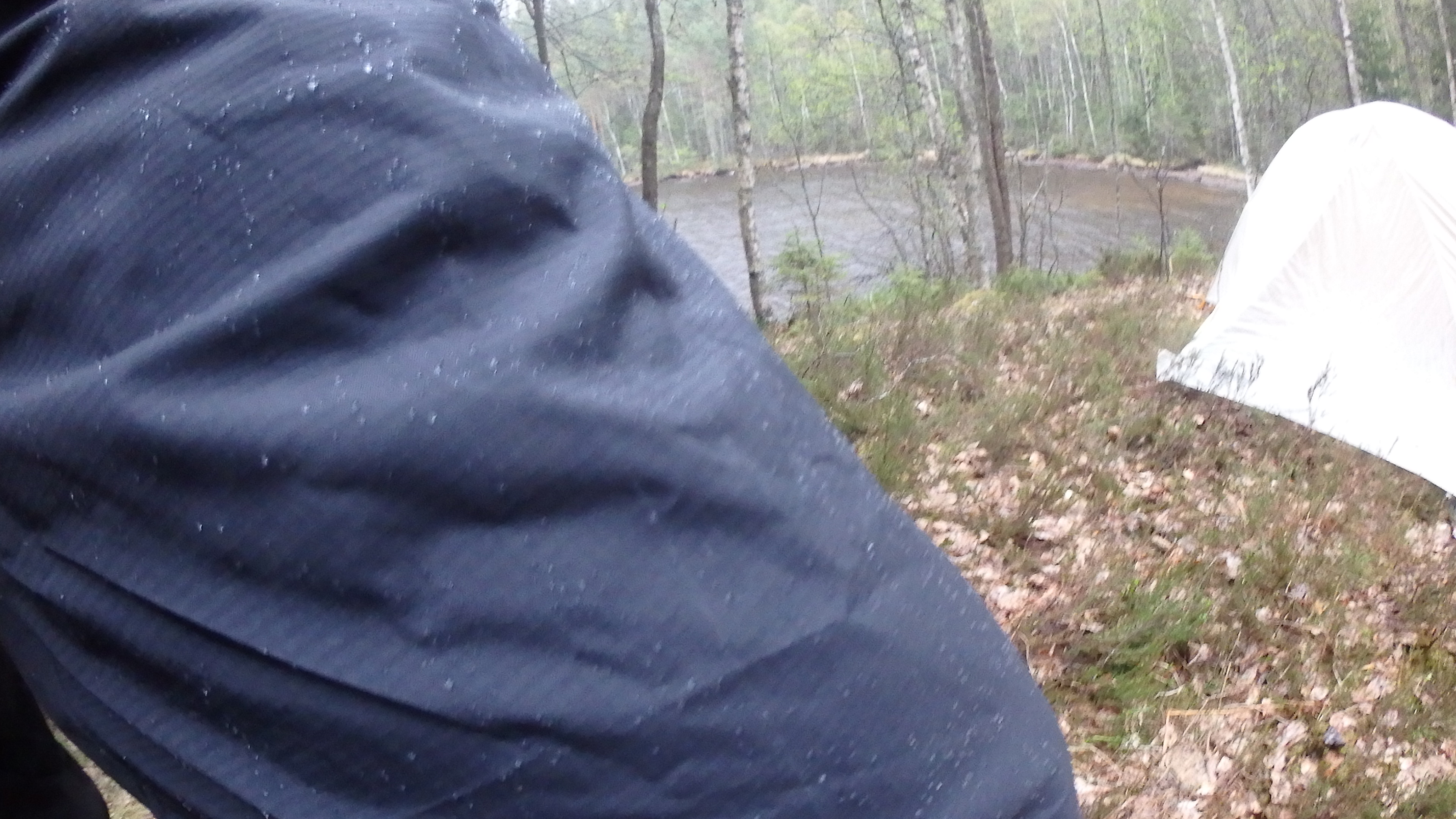 im Regen in Schweden