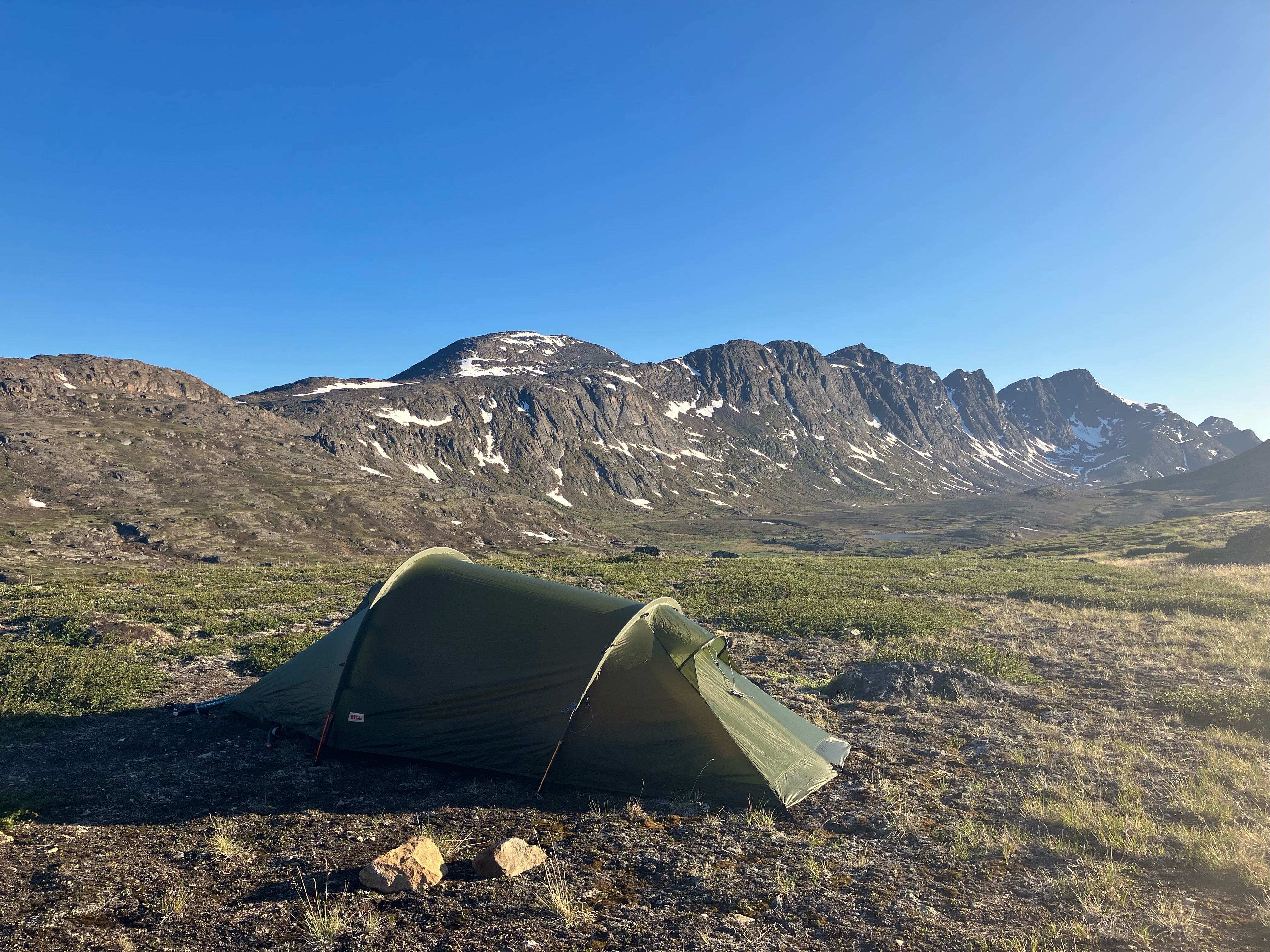 Zelt vor Bergkulisse in Grönland 