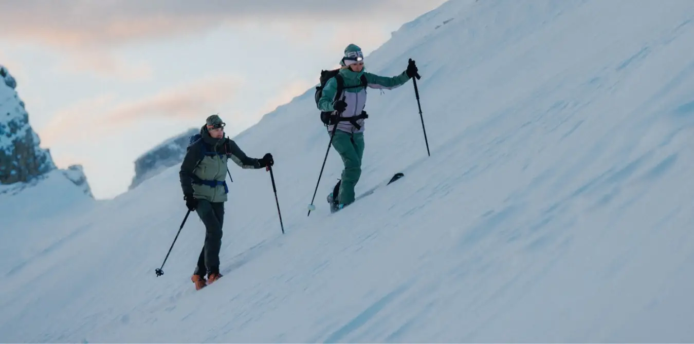 Das ideale Skitourenoutfit von Karpos: Wetterschutz versus Atmungsaktivität. Die Squall-Jacke und Hose