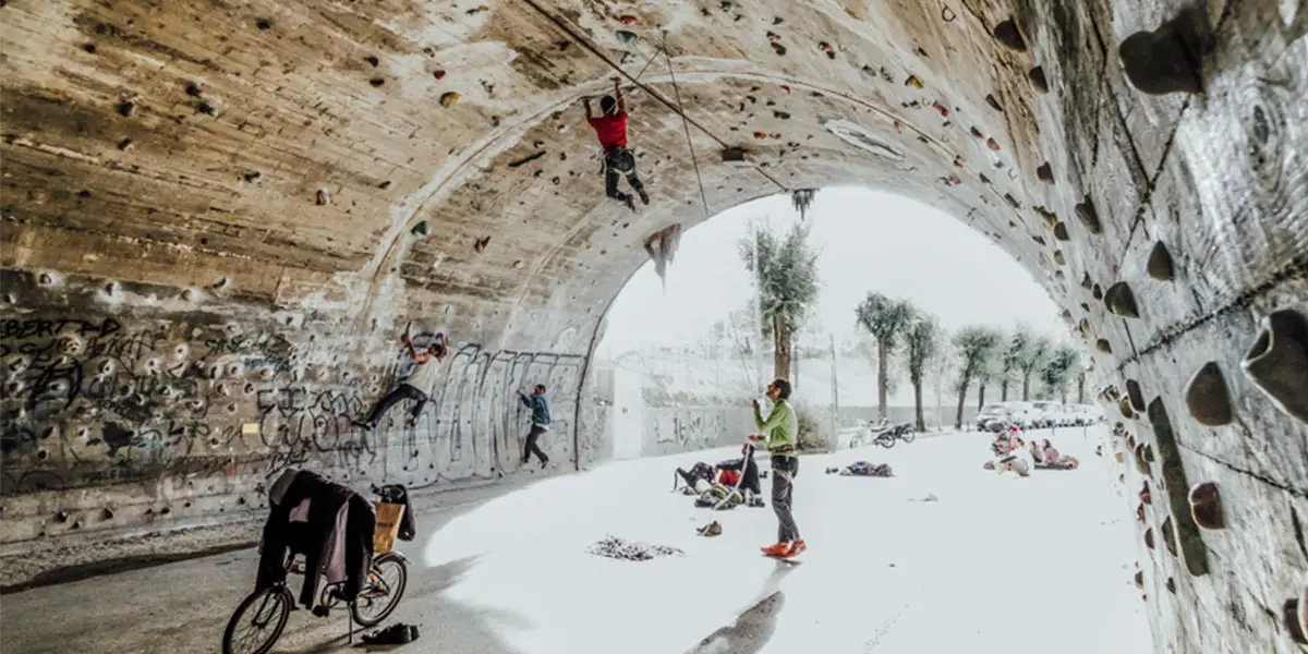 4_Auch eine Felsform Der Betontunnel. Auf überfüssiges Schnick-Schnack kann man bei einer Kletterhose getrost verzichten.-min