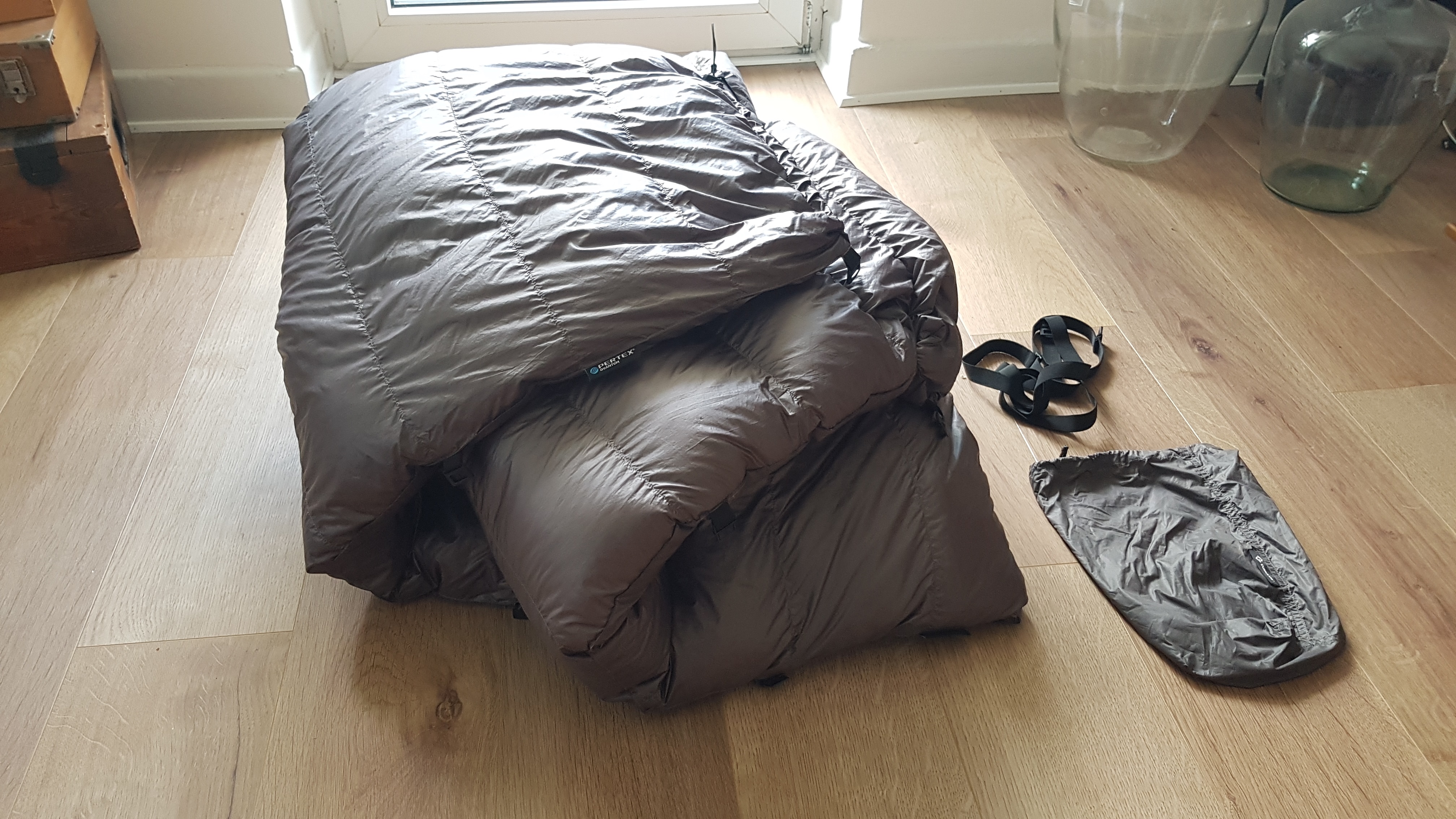 Gesamtvolumen aufgebauscht neben dem Packsack