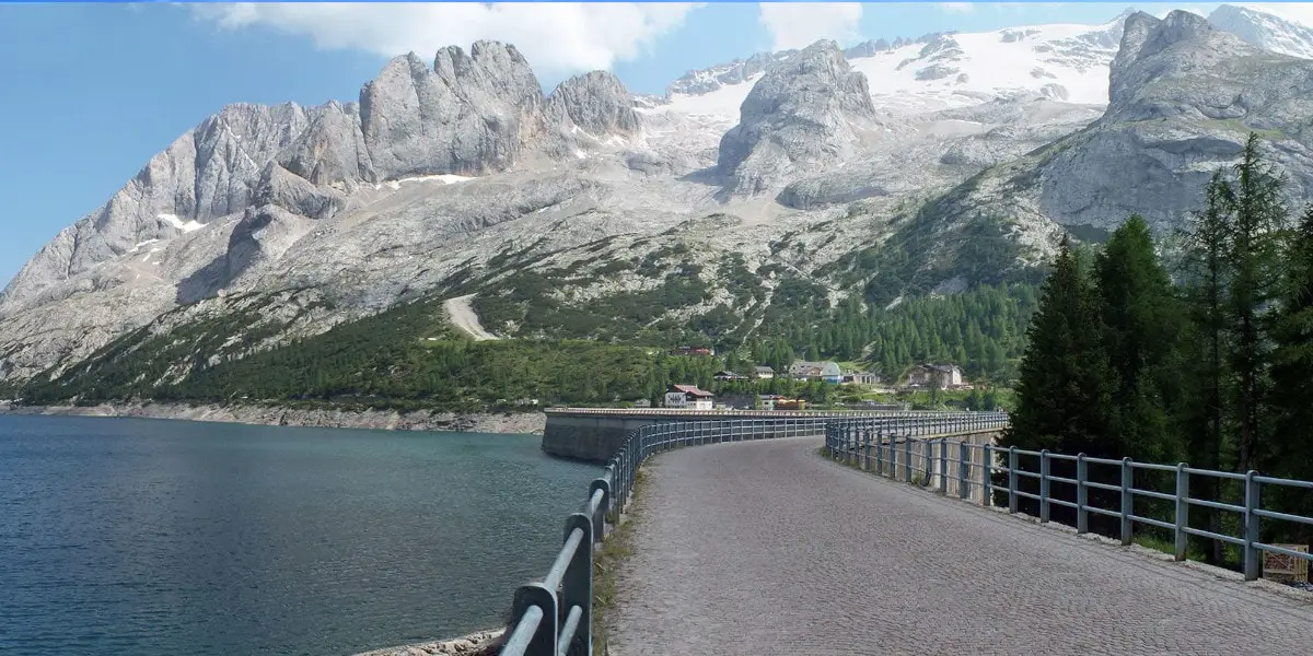 Region Belluno 5_Genieße eine entspannte Wandertour im Fassatal zum wunderschön gelegenen Fedaiasee_Tourismusverband San Tomaso Agordino-min