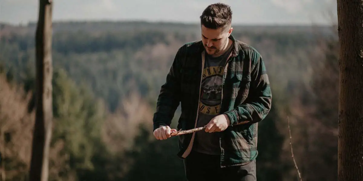 5_Hin und wieder schleifen und etwas Pflege in Form von Öl, dann macht dein Outdoormesser immer richtig Spaß. _unsplash-min