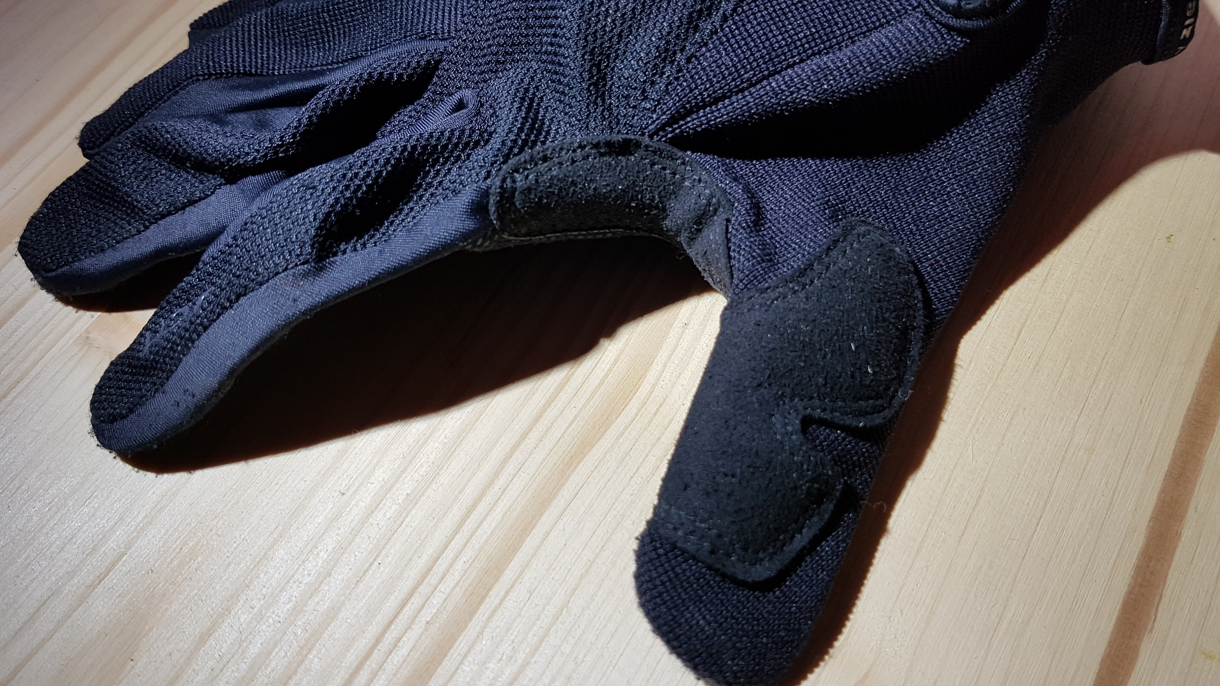 verstärkter Daumen- und Zeigefingerbereich