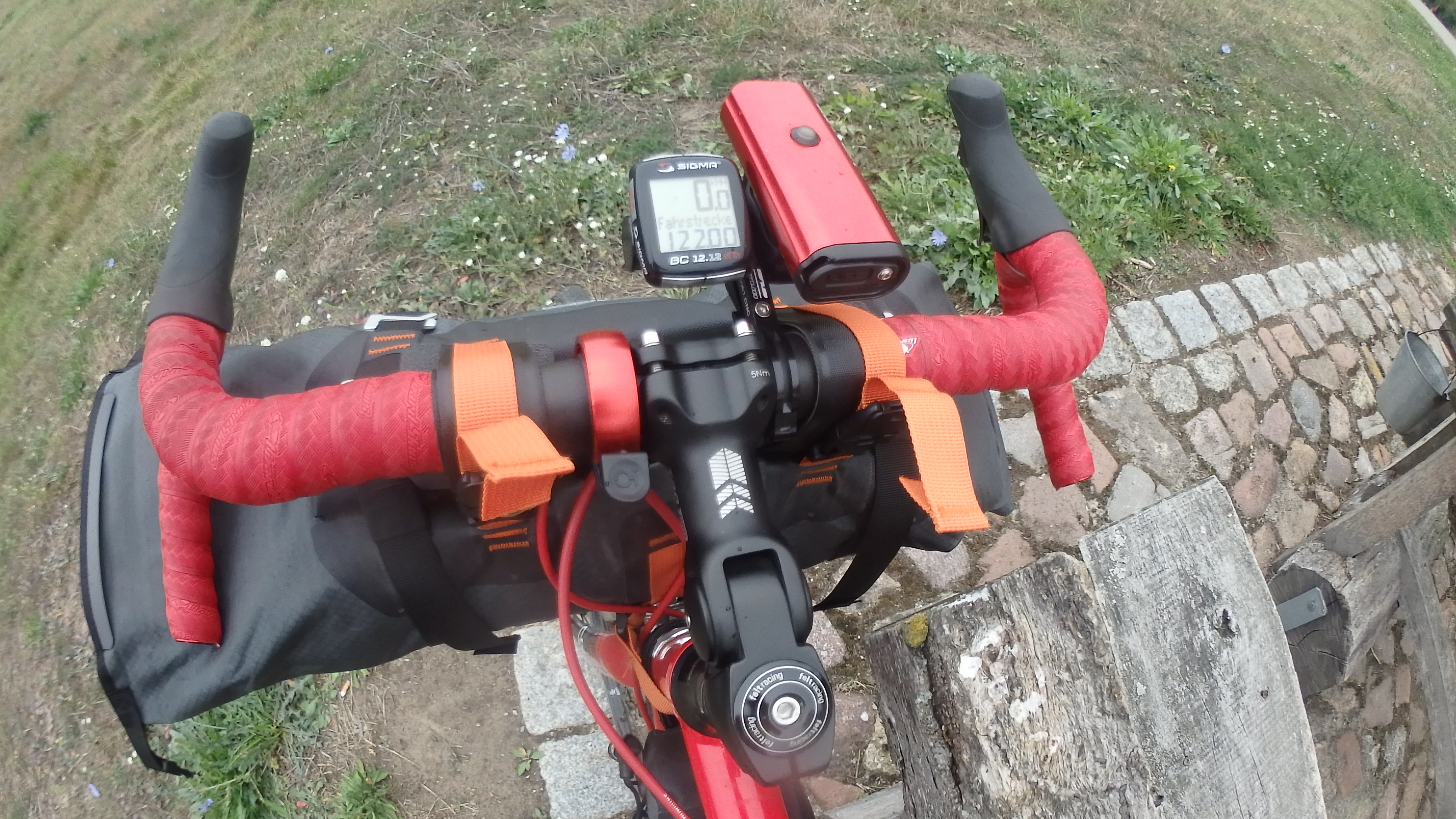 mit Lenkererweiterung am Rennrad montiert