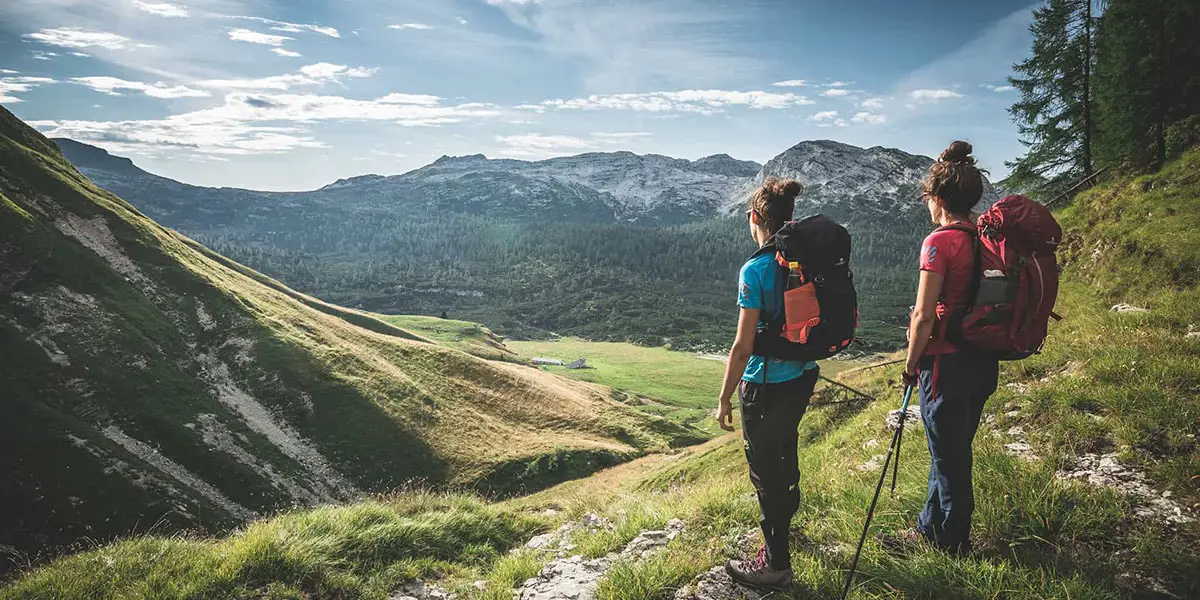 6_Der ideale Wanderer auf dem Belluneser Dolomiten Höhenweg genießt und schützt Flora und Fauna im Nationalpark_Lorenzo Kleinschmidt