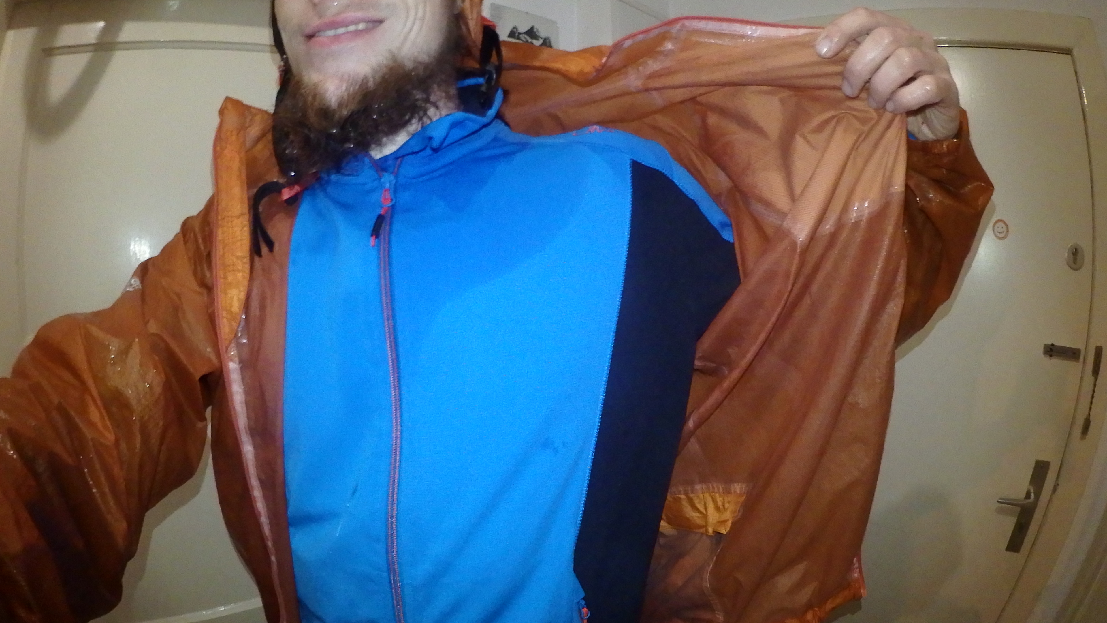unter einer Regenjacke