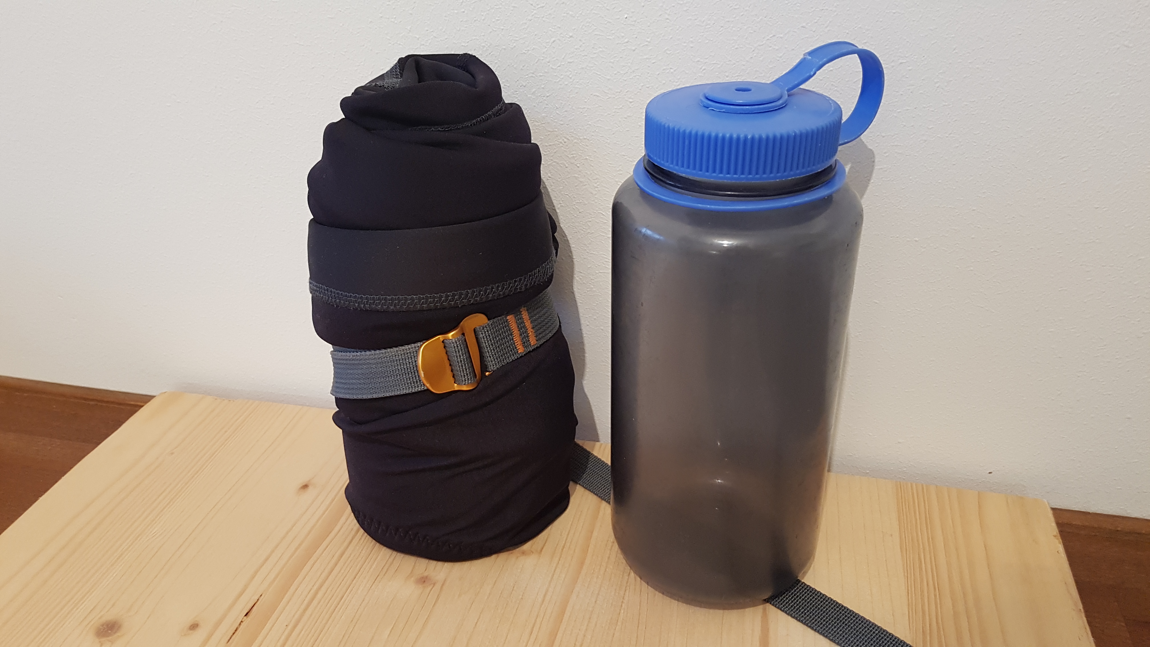 zusammengerollt neben Nalgene 1L