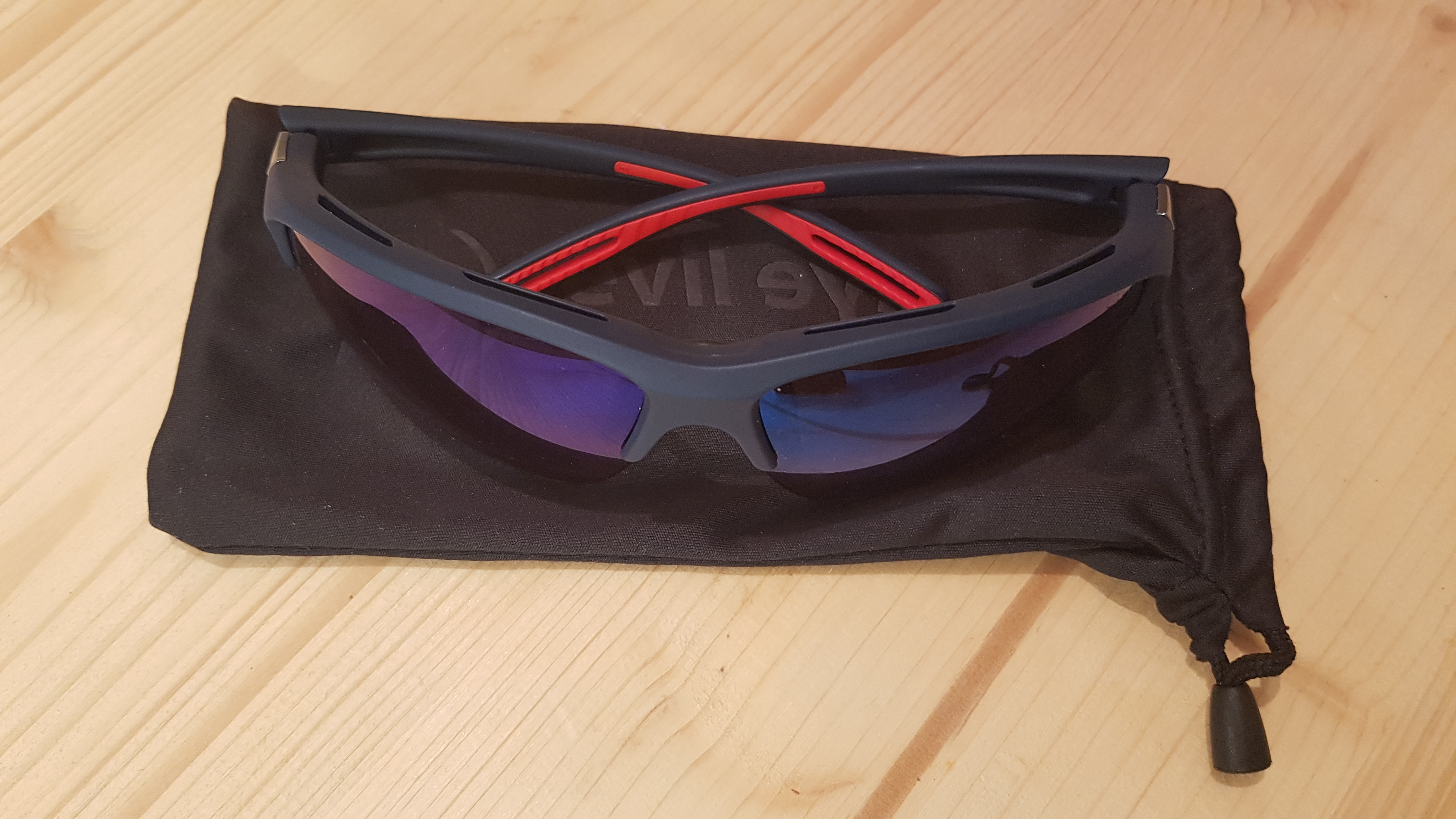 Brille auf dem Mikrofaserbeutel