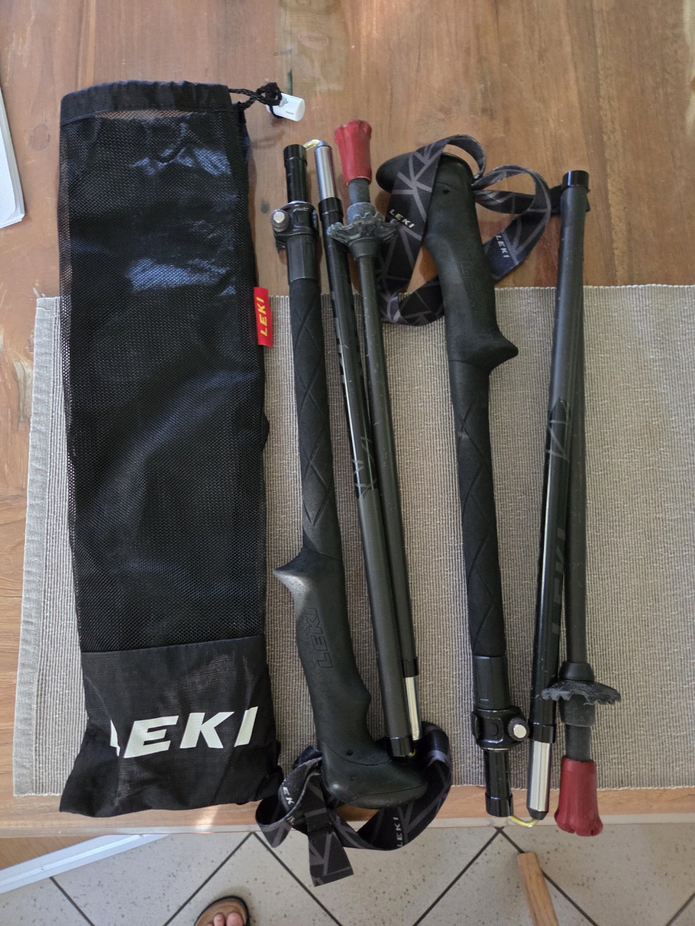 Der kompetente OUTSIDEstories-Test: LEKI Black Series Micro Vario Carbon - Trekkingstöcke, Faltstöcke