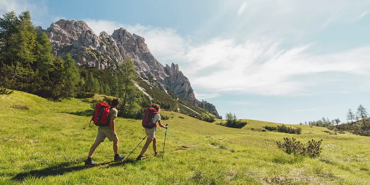 7_Saftig grüne Wiesen und karge Felsformation sind im Nationalpark Belluneser Dolomiten nicht nur auf den Eterni Piani zu finden_Roberto de Pellegrin