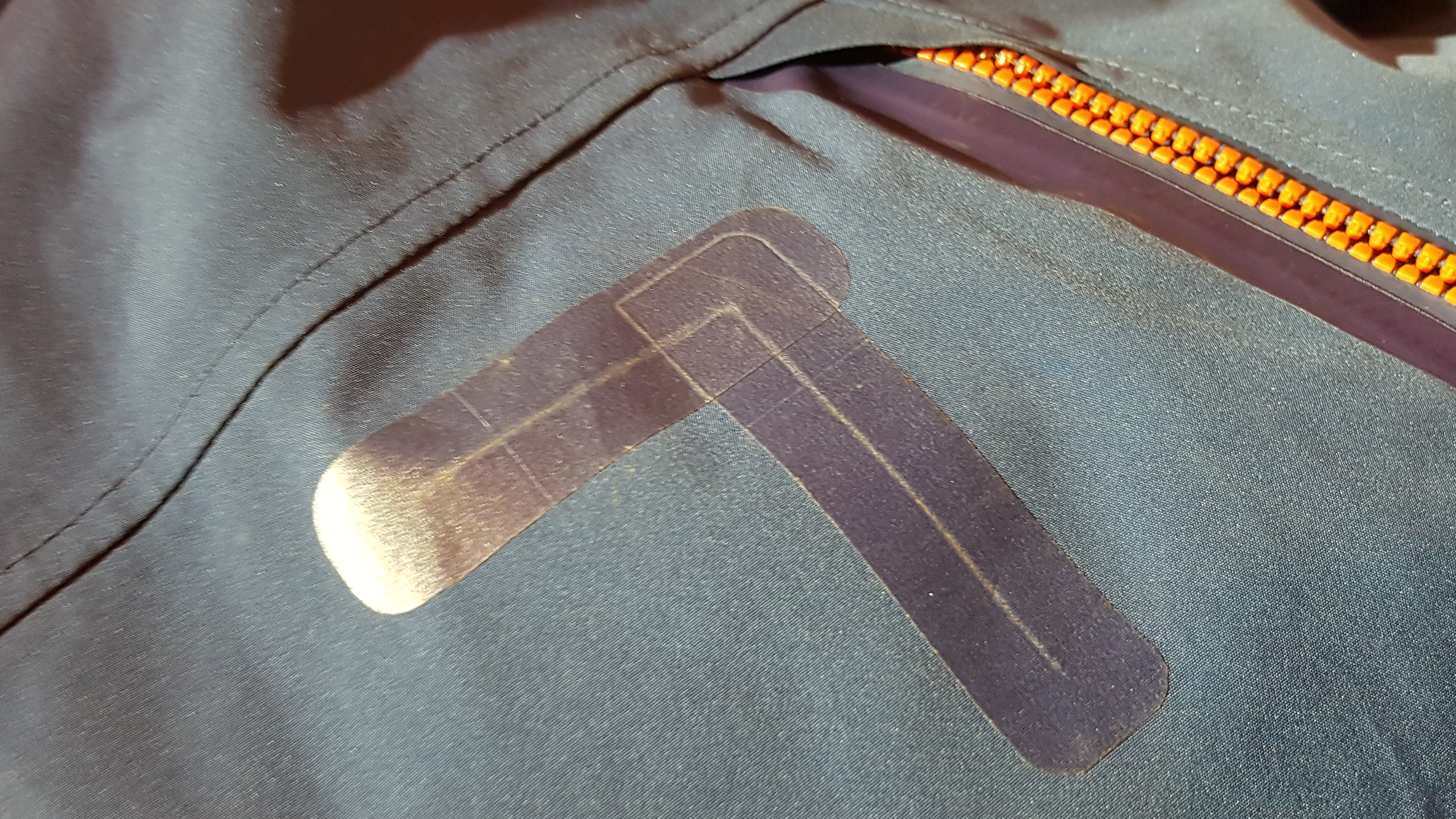 Hardshell mit Tenacious Tape geflickt