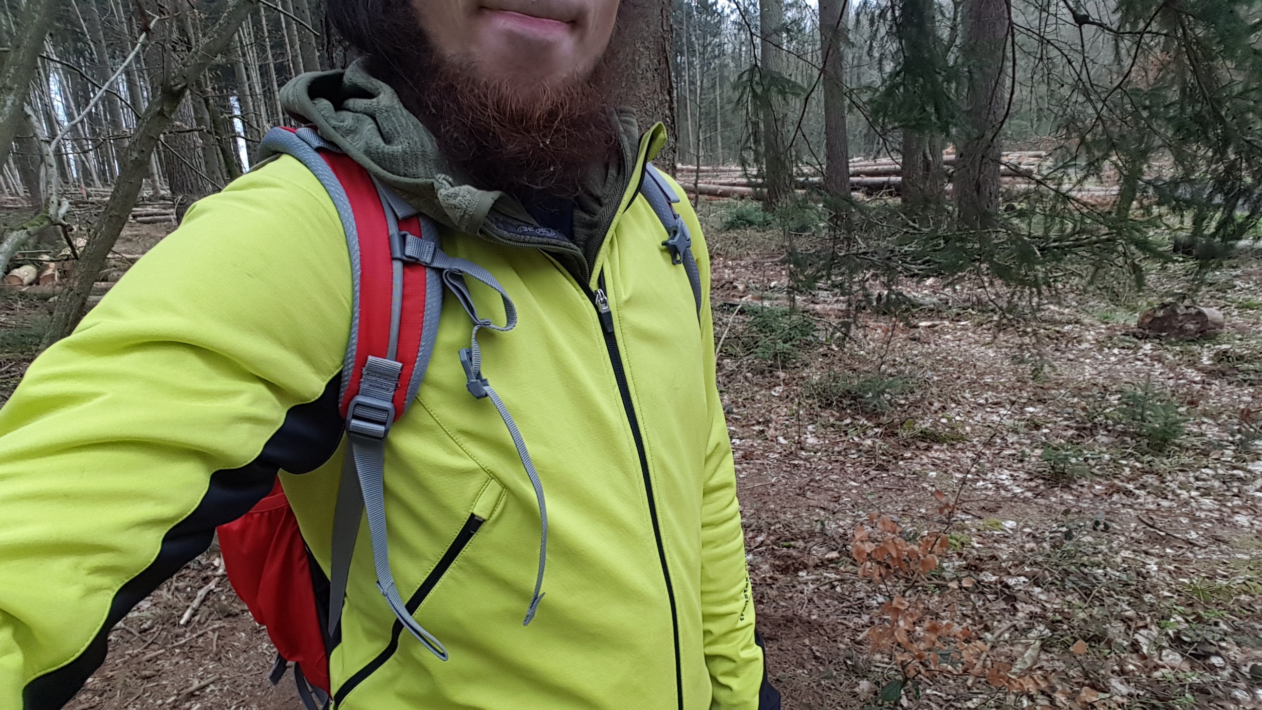 über einer Fleece Jacke, vorn Membran hinten Rucksack