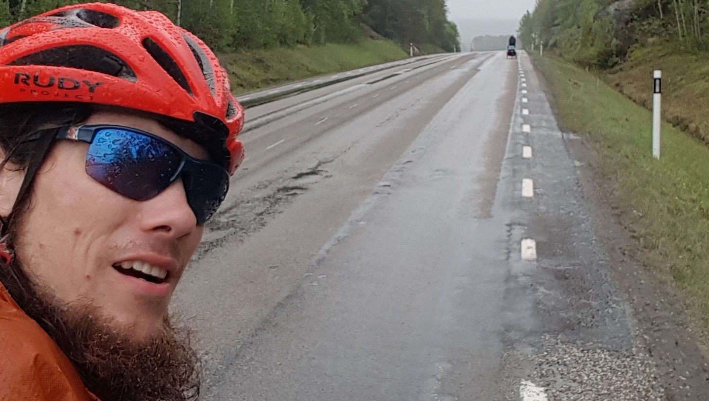 Fahren im Regen auf Asphalt