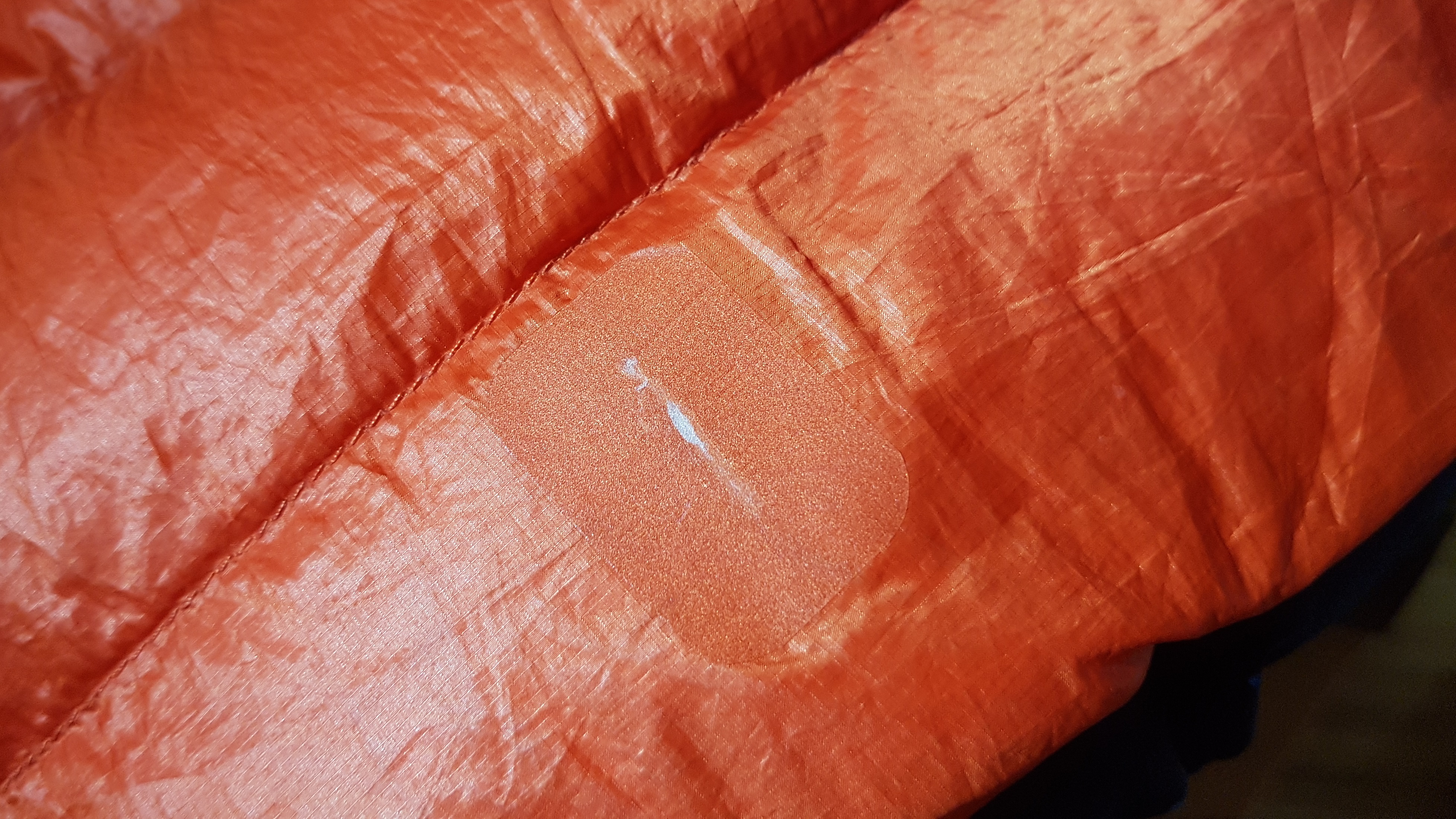 Futter mit Tenacious Tape geflickt