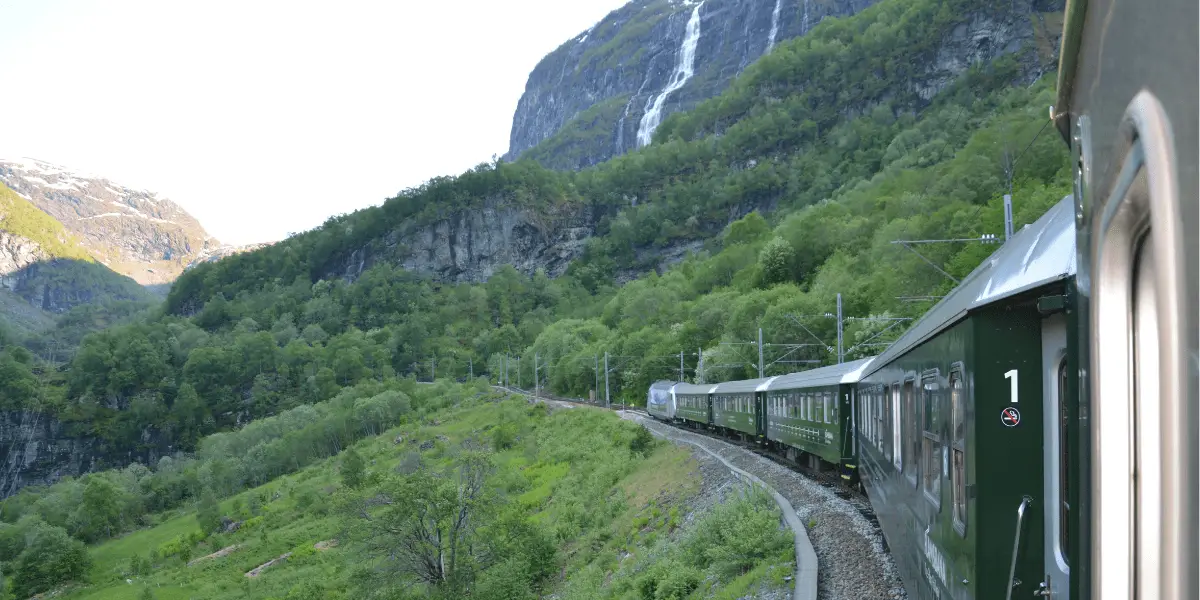 OUTSIDEstories Unterwegs Tipp: Skifahren in Fjord Norwegen_Flamsbahn-min
