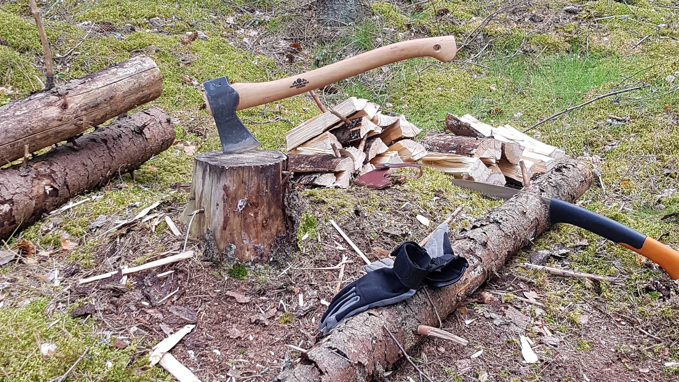 mit Säge und Beil klein gemacht