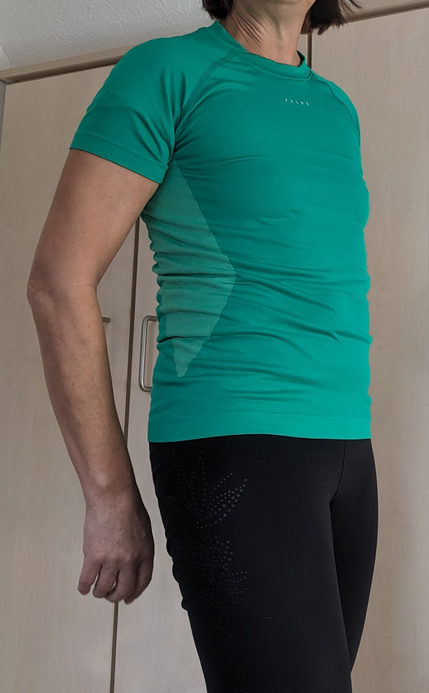 Shirt angezogen mit Falten
