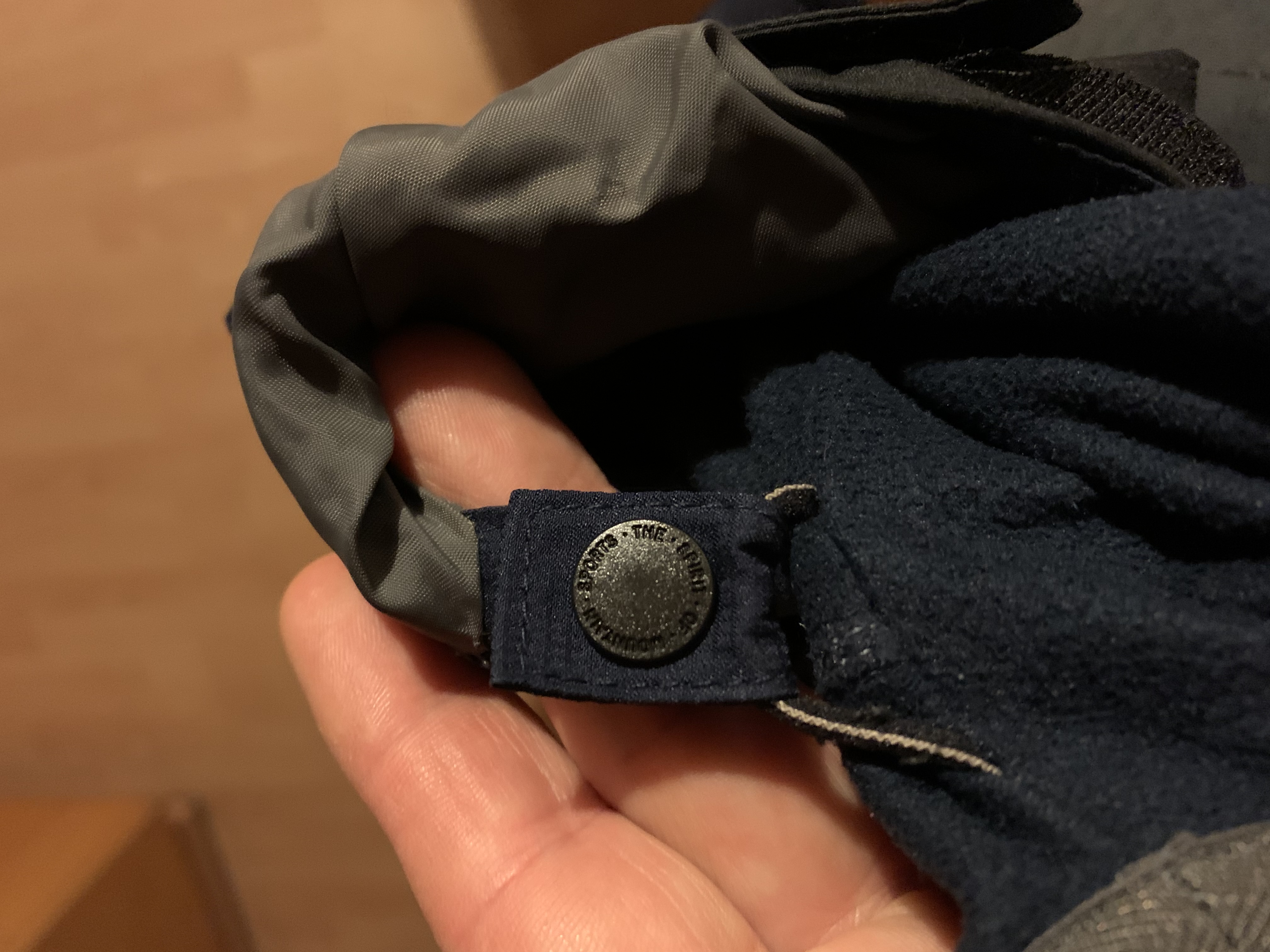 Die Innenjacke lässt sich sehr einfach einzippen, im Kragen und an den Ärmeln fixieren.