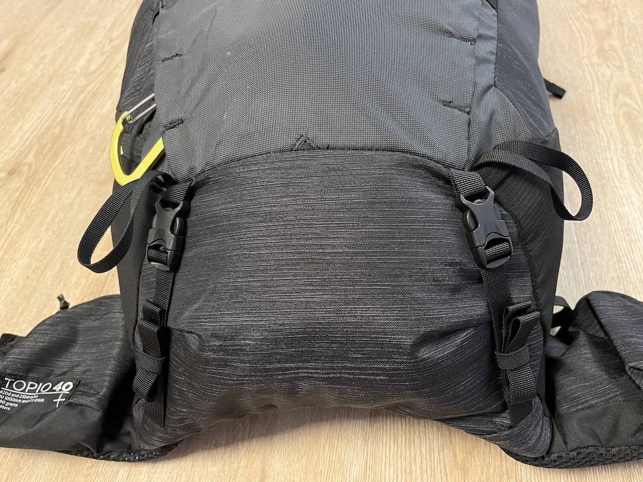 Viele Befestigungspunkte außen am Rucksack
