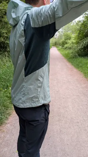 Der kompetente OUTSIDEstories-Test: LÖFFLER Hooded Windshell Jacket - Trailrunning-Jacke, Männer
