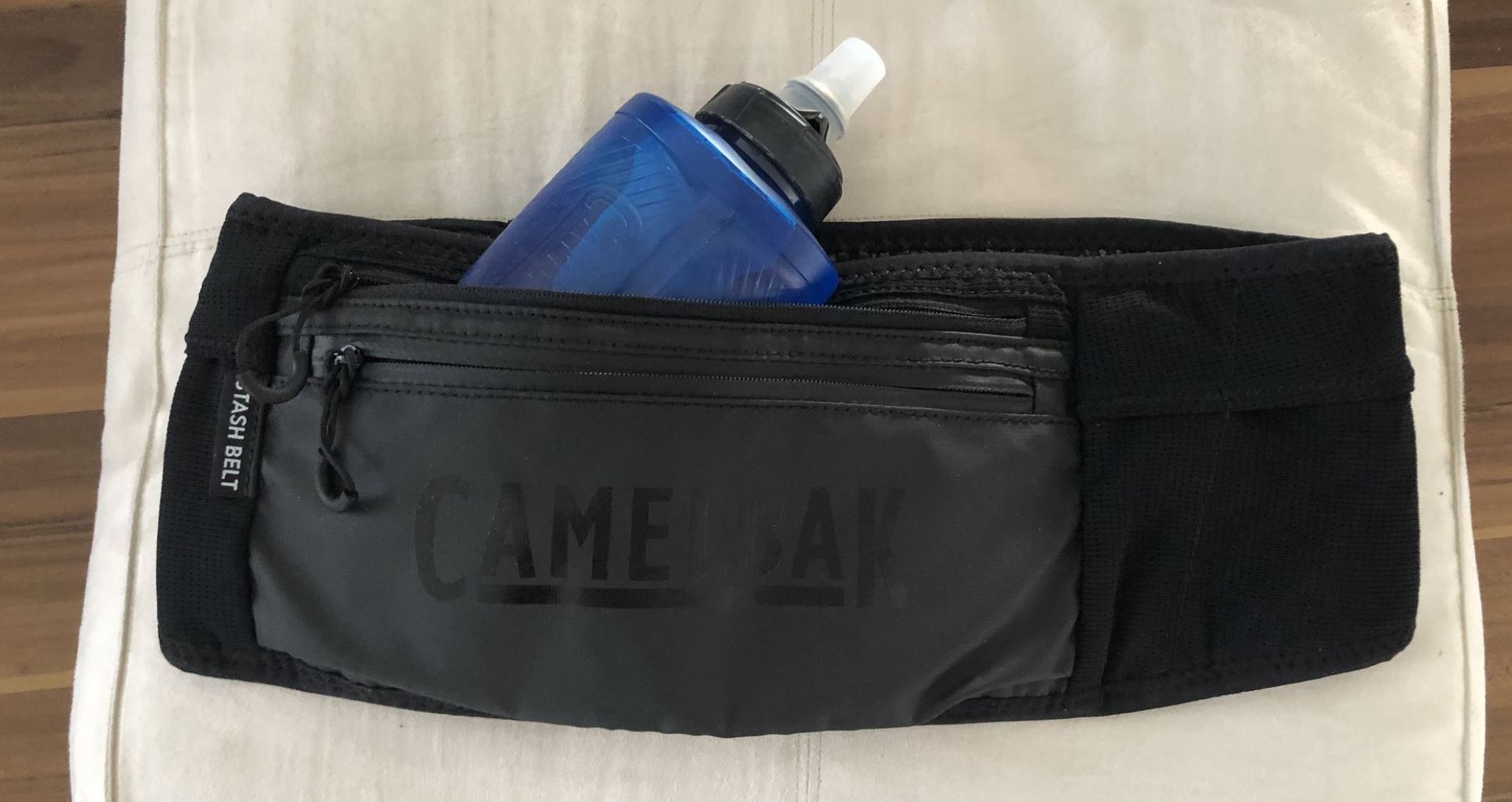 separate Flasche halb im Gürtel